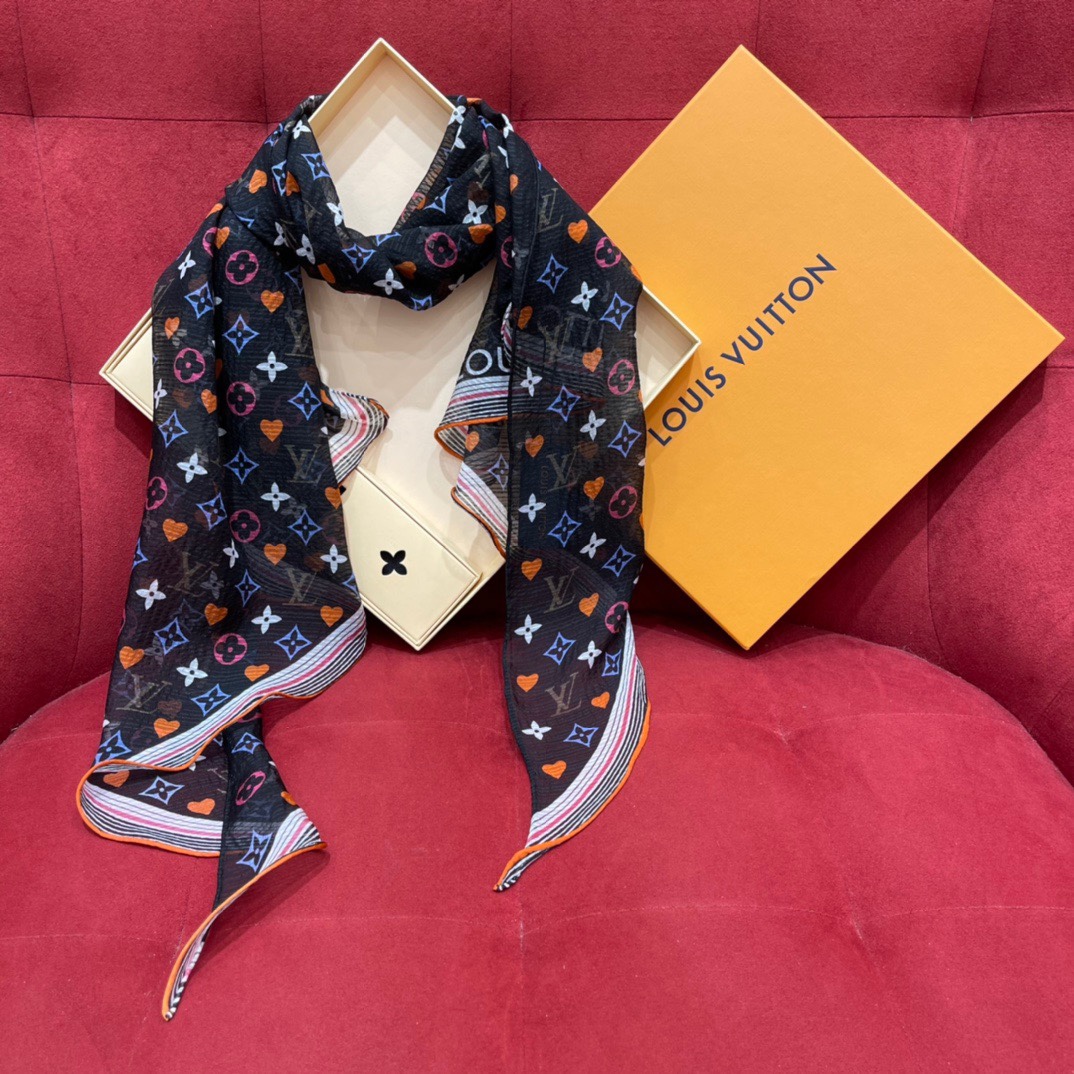 𝐋𝐨𝐮𝐢𝐬 𝐯𝐮𝐢𝐭𝐭𝐨𝐧 A scarf with classic presbyopic elements