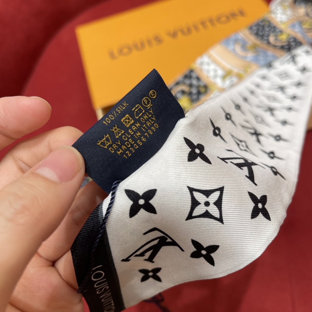 𝐋𝐨𝐮𝐢𝐬 𝐯𝐮𝐢𝐭𝐭𝐨𝐧 A classic silk scarf with a hard case and presbyopic elements