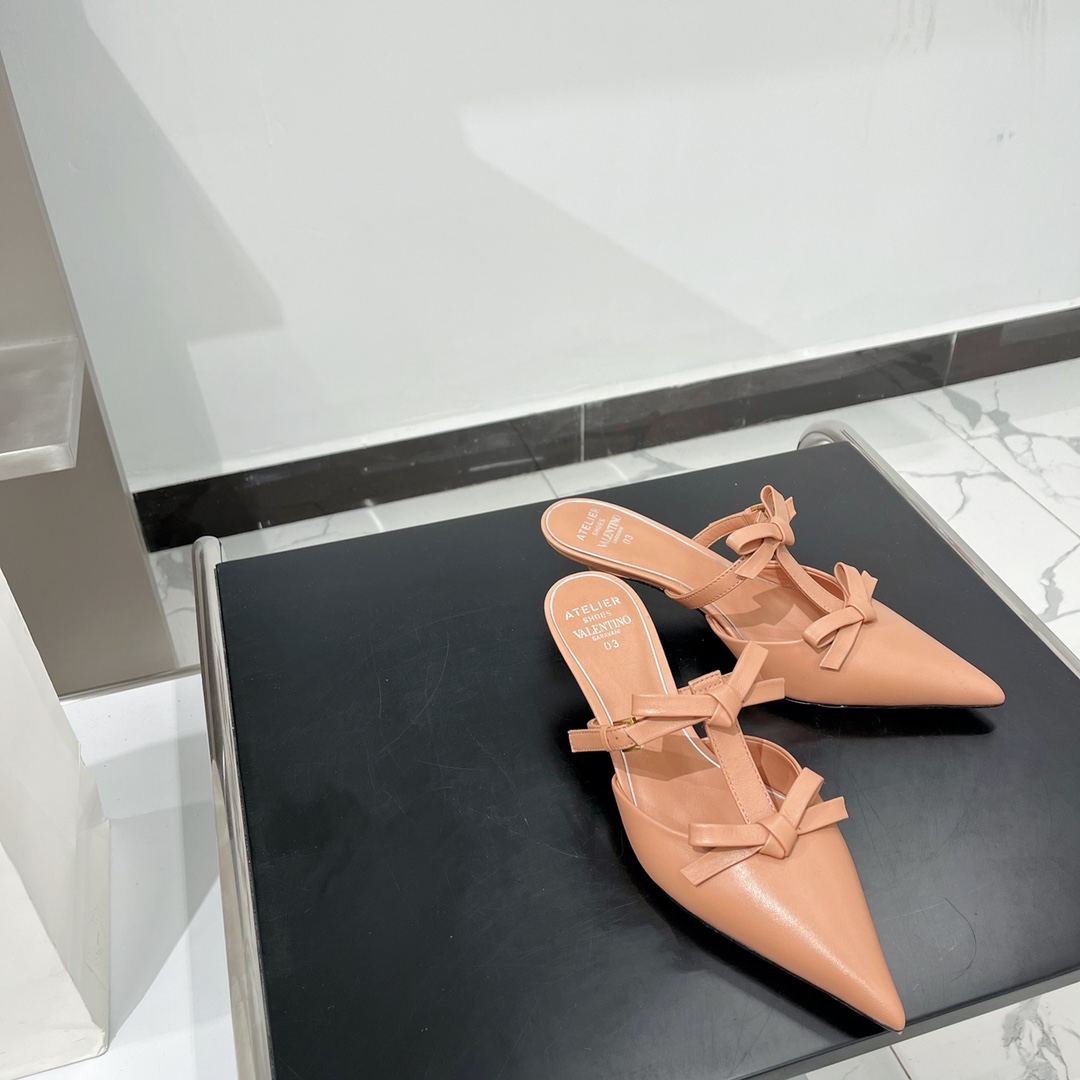 【Valentino】𝟐𝟎𝟐𝟏/𝐒𝐒 𝐧𝐞𝐰 Valentino Early Spring Collection Pointed Toe Bow Sandals