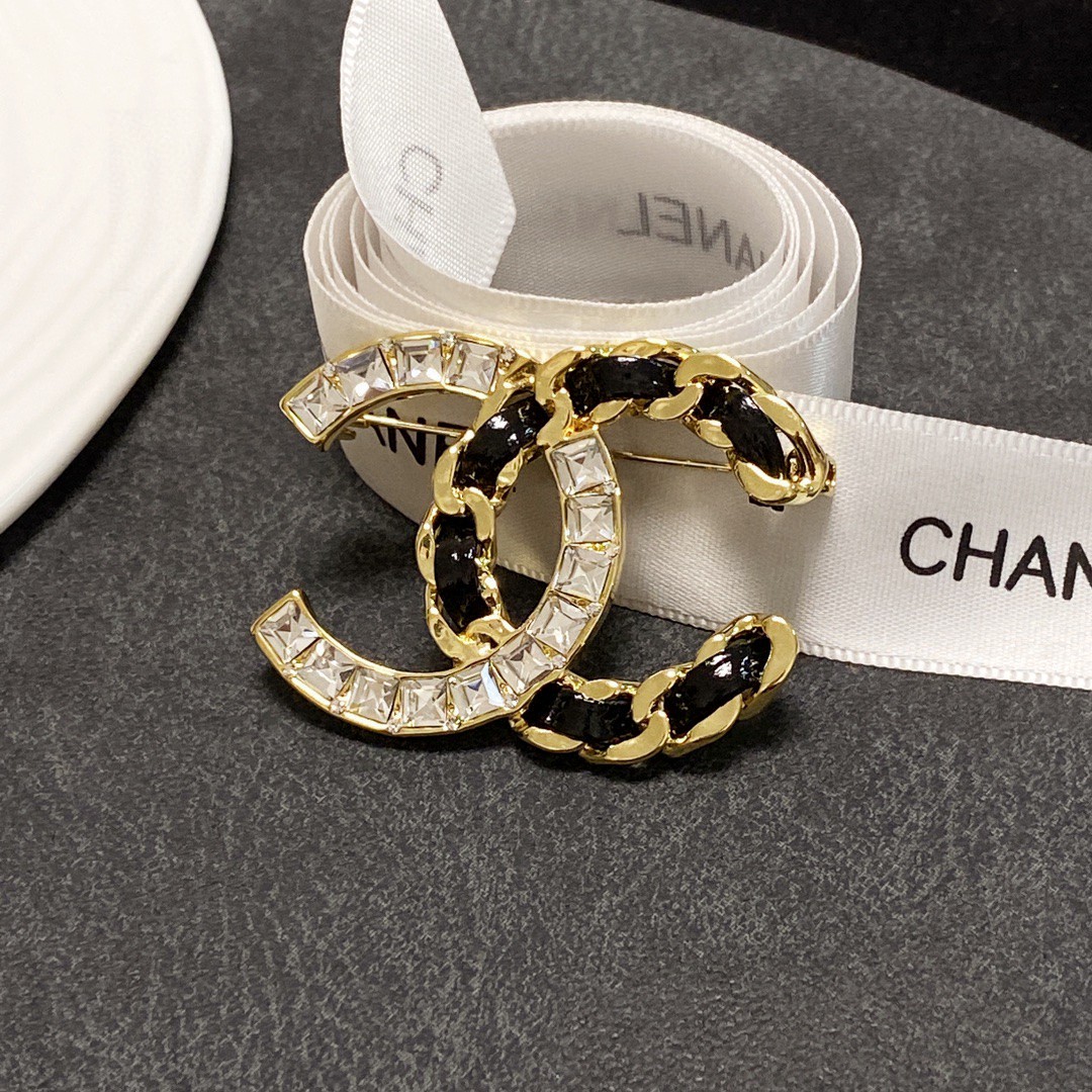 CHANEL🇫🇷Xiaoxiang Chanel brooch in new leather and diamonds