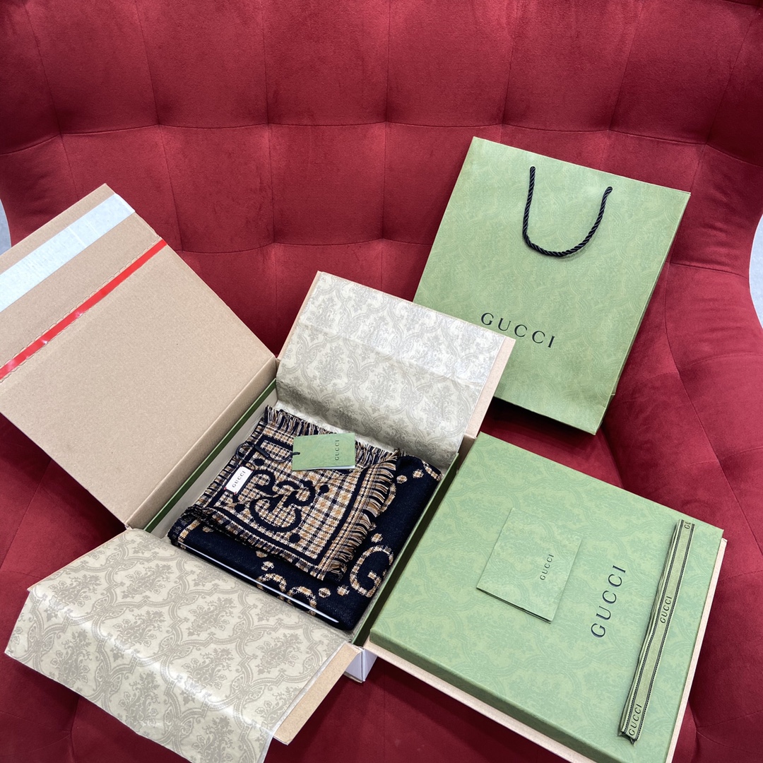 GUCCI Double-sided three-dimensional jacquard scarf 100% wool