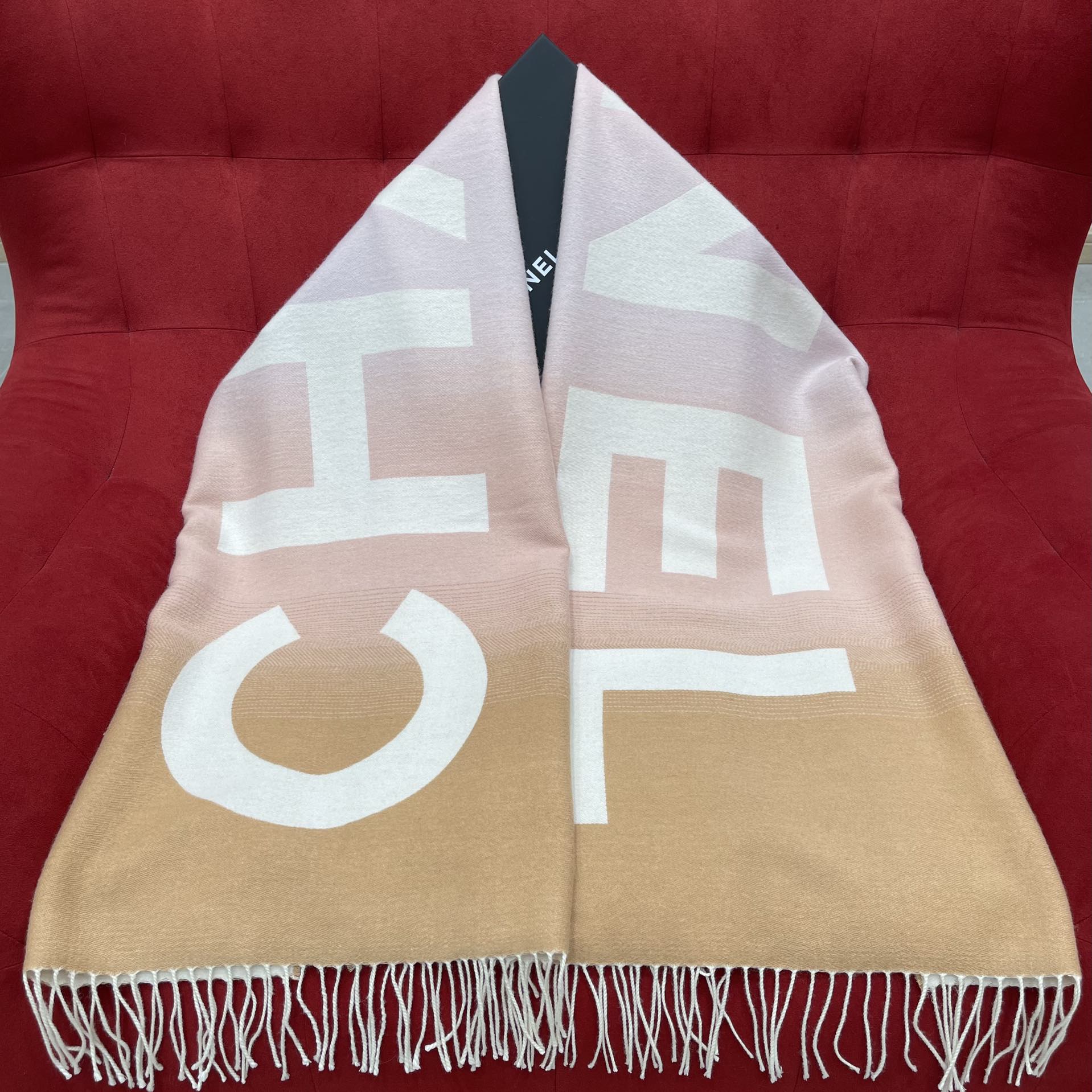 𝐂𝐡𝐚𝐧𝐞𝐥 shawl scarf 🧣 dual-use 53% cashmere ➕ 47% wool