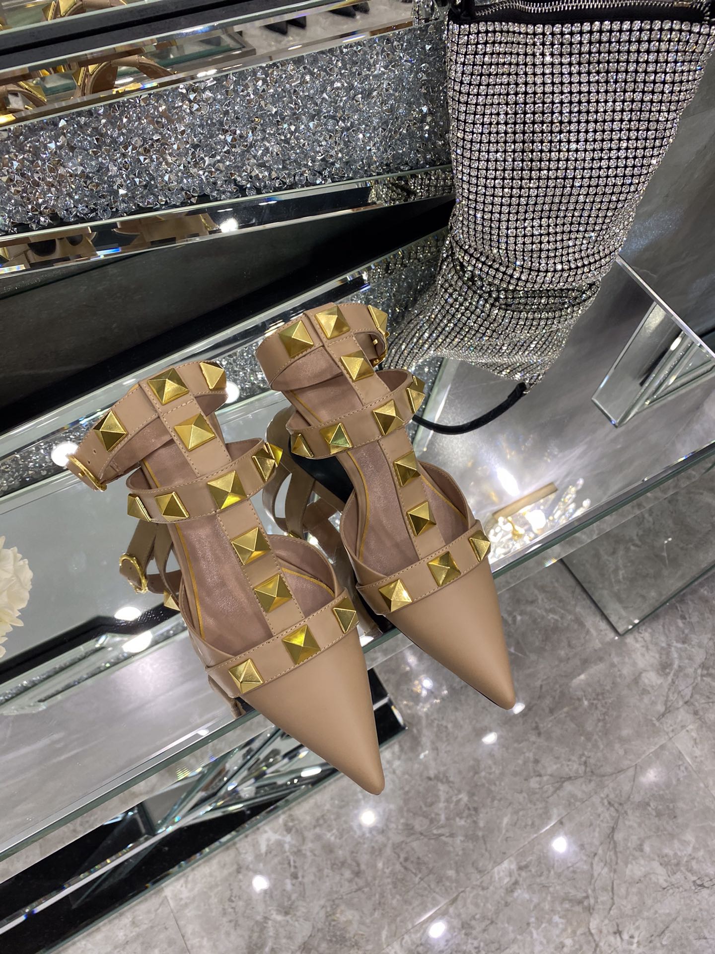 【Valentino】𝟐𝟎𝟐𝟏/𝐒𝐒 𝐧𝐞𝐰 Valentino studded sandals counter the latest series of very bright show series launched