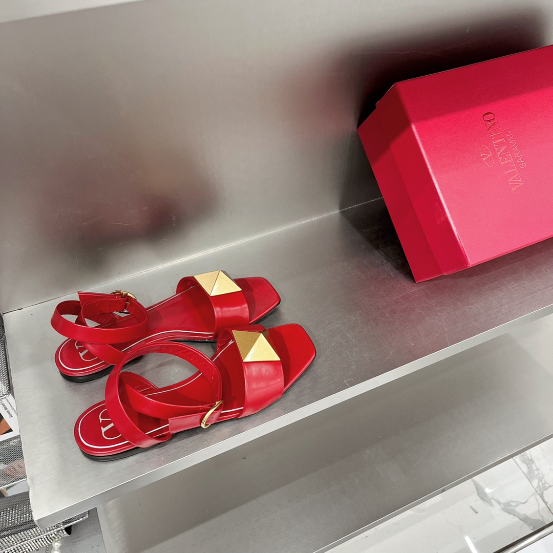 【Valentino】𝟐𝟎𝟐𝟏/𝐒𝐒 𝐧𝐞𝐰 Valentino Early Spring Collection Lace-up Sandals