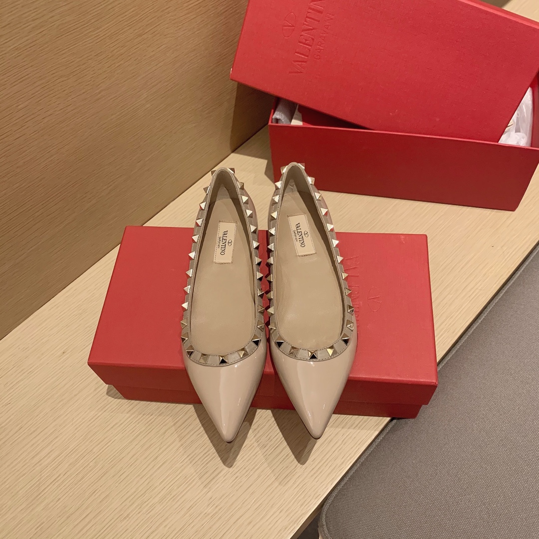 【Valentino】𝟐𝟎𝟐𝟏/𝐒𝐒 𝐧𝐞𝐰 Valentino studded flat shoes top version OEM level exclusive models