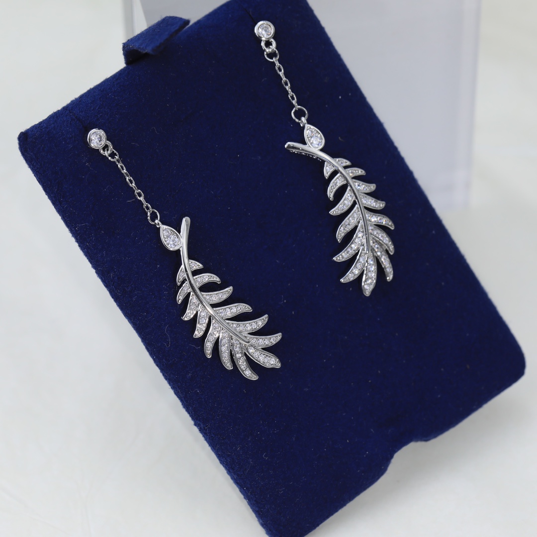 CHANEL🇫🇷Xiaoxiang Hollow Feather Stud Earrings Full Diamond Version Silver Needle