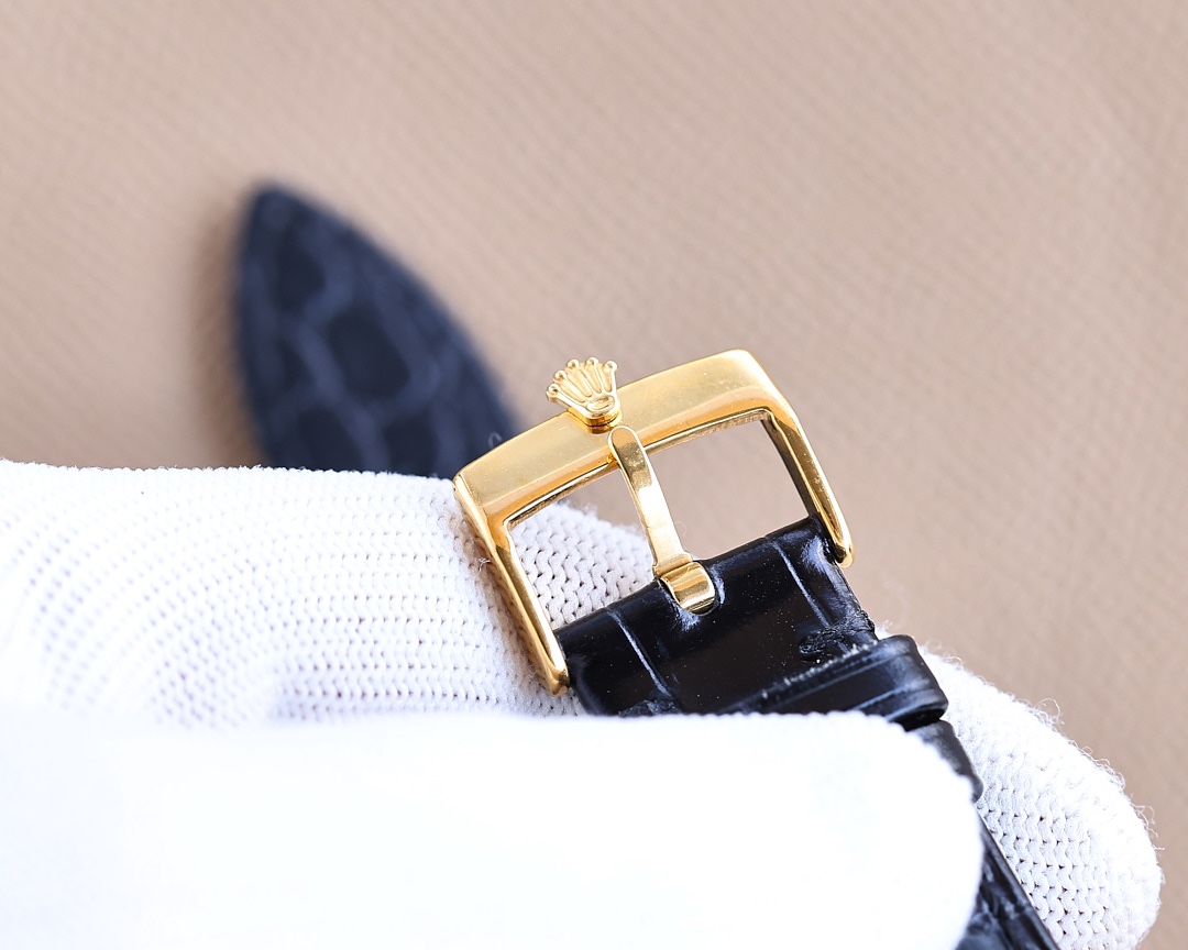 Rolex . The bezel adopts 48 Slovak diamonds