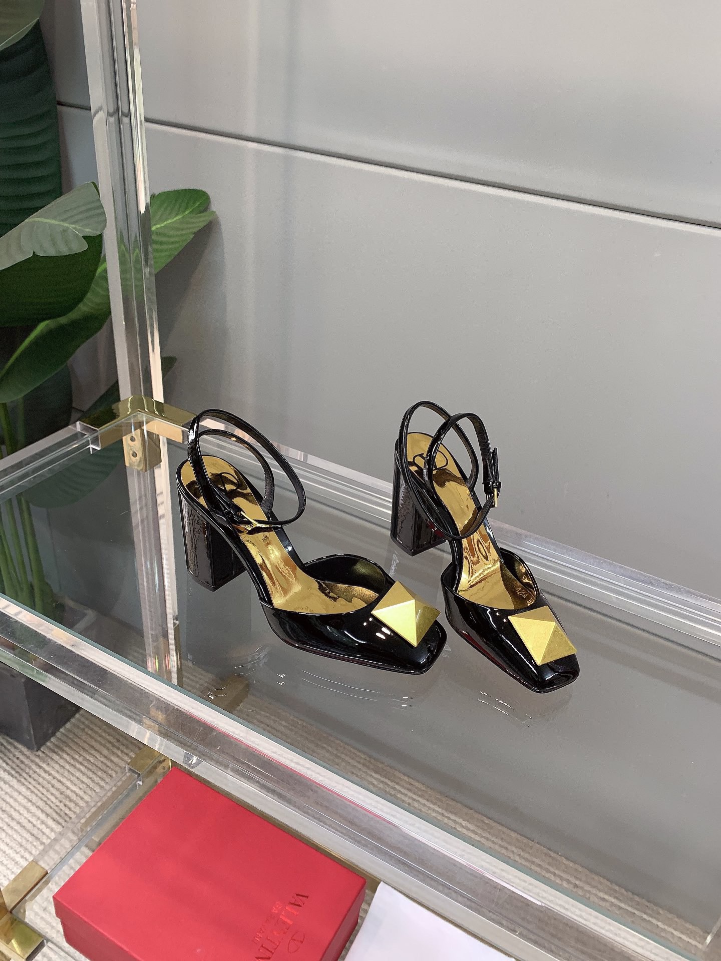 【Valentino】𝟐𝟎𝟐𝟏/𝐒𝐒 𝐧𝐞𝐰 VALENTINO 2022ss spring-summer new big studded high heelss still the classic studded collection