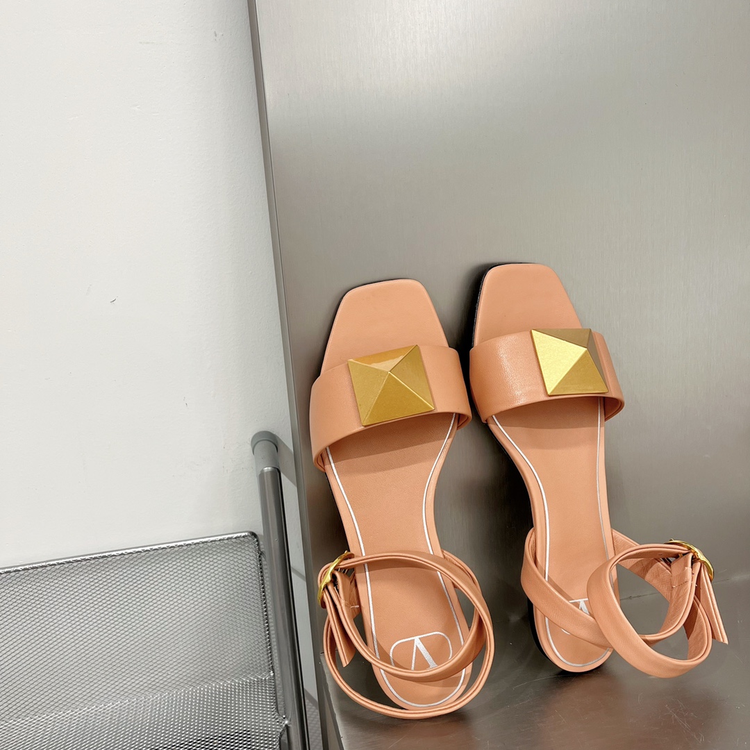 【Valentino】𝟐𝟎𝟐𝟏/𝐒𝐒 𝐧𝐞𝐰 Valentino Early Spring Collection Lace-up Sandals