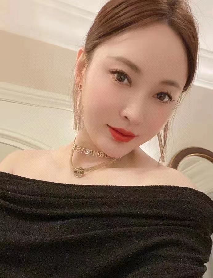 CHANEL🇫🇷Xiaoxiang carved tassel chain letter pearl earrings earrings