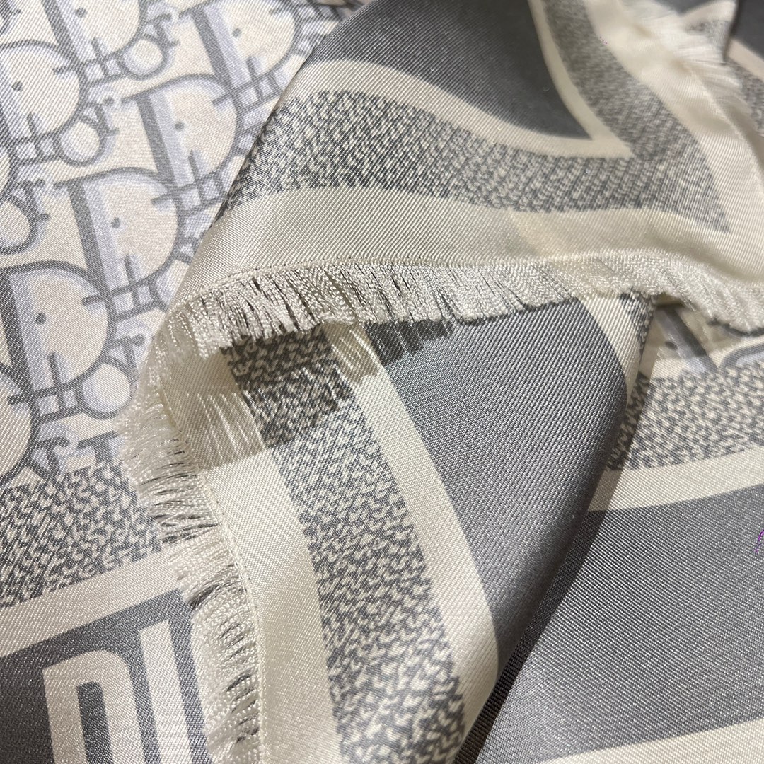 𝐃𝐢𝐨𝐫 ·Bookmark Square Scarf