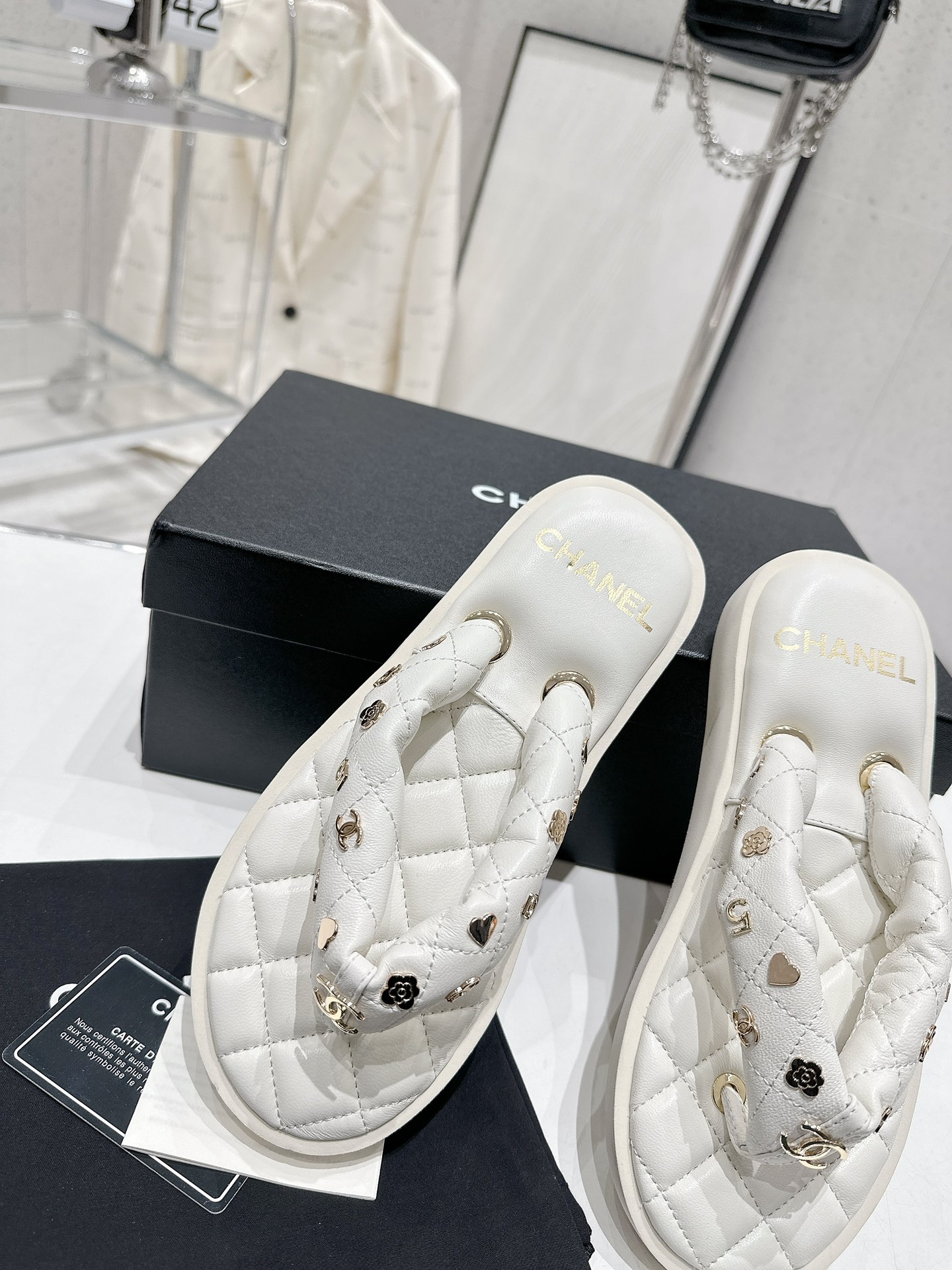 CHANEL summer new bread flip-flops clip toe flip-flops beach sandals