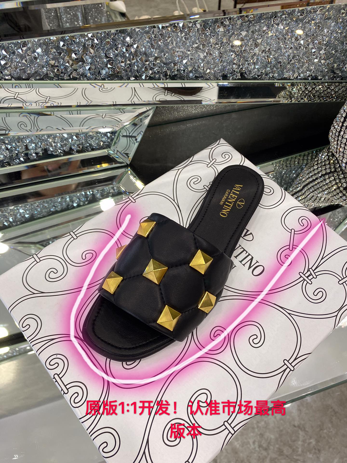 【Valentino】𝟐𝟎𝟐𝟏/𝐒𝐒 𝐧𝐞𝐰 The latest counter series, perfect details, very bright show series launched