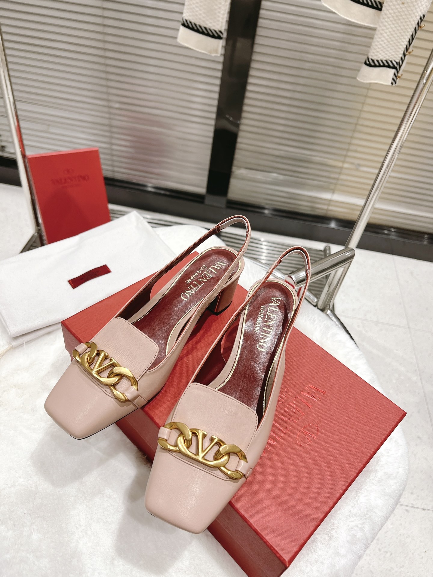 【Valentino】𝟐𝟎𝟐𝟏/𝐒𝐒 𝐧𝐞𝐰  Valentino fabric patent leather lining sheepskin sole cowhide