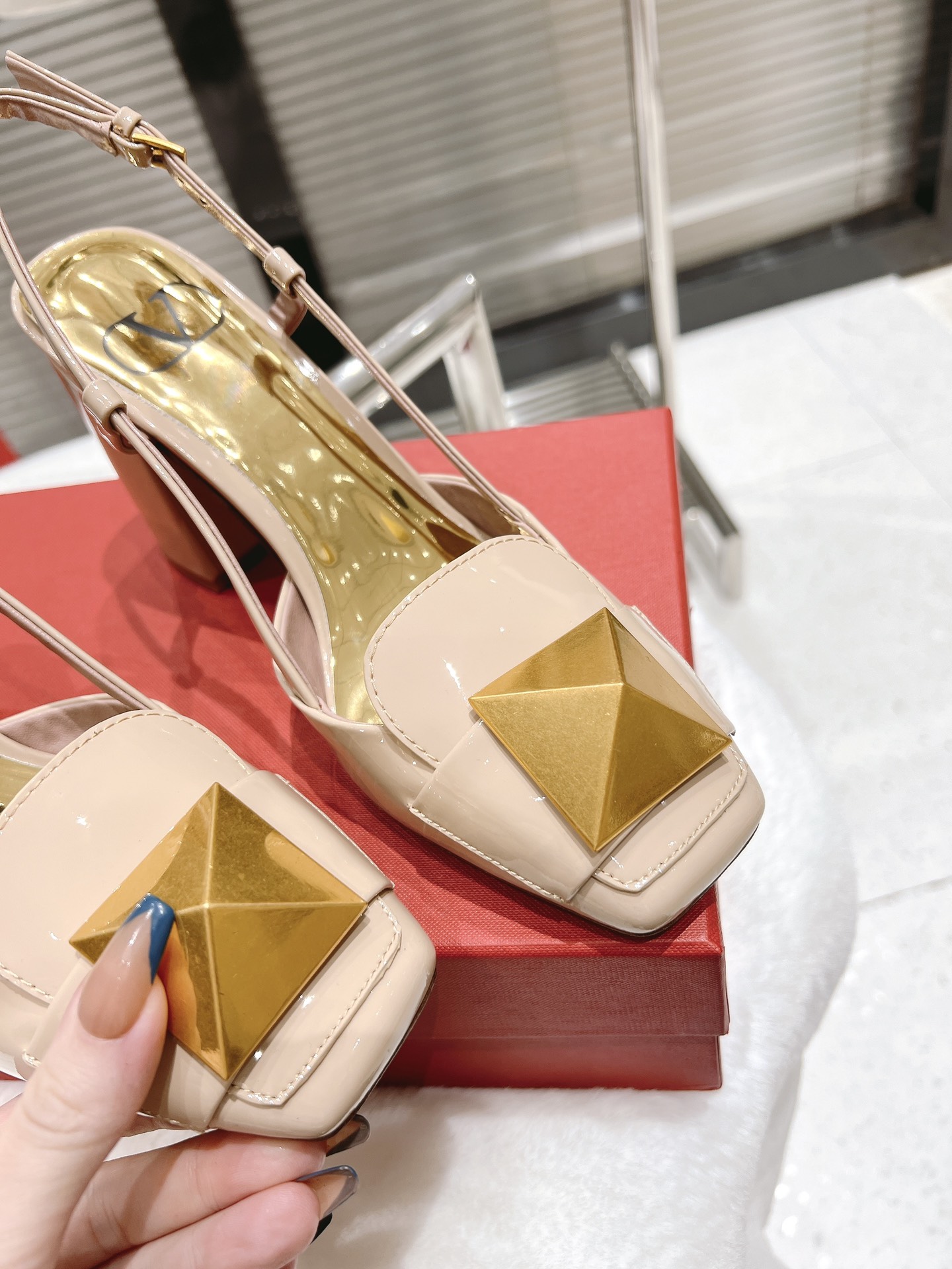 【Valentino】𝟐𝟎𝟐𝟏/𝐒𝐒 𝐧𝐞𝐰  Valentino fabric patent leather lining sheepskin sole cowhide