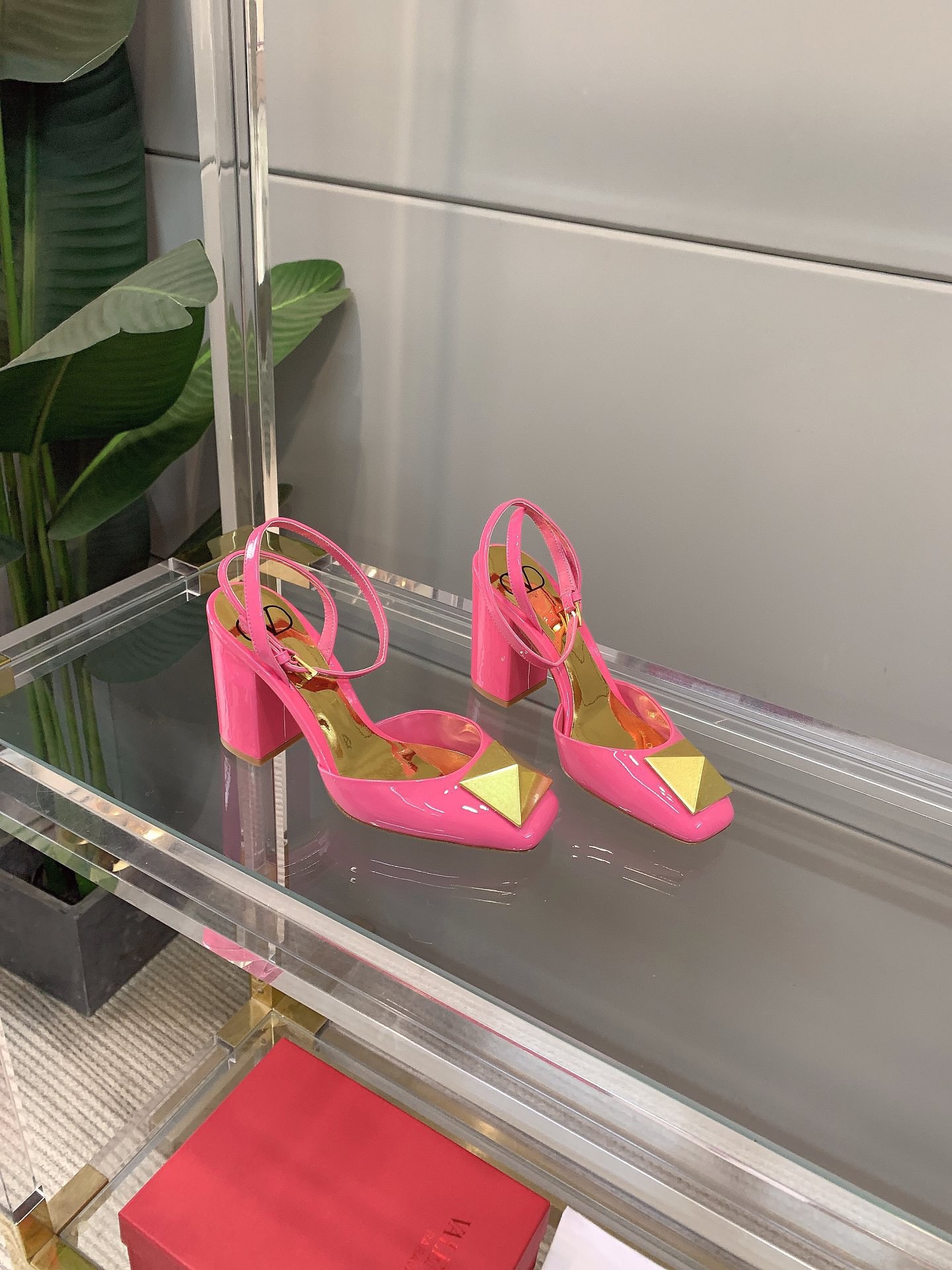 【Valentino】𝟐𝟎𝟐𝟏/𝐒𝐒 𝐧𝐞𝐰 VALENTINO 2022ss spring-summer new big studded high heelss still the classic studded collection