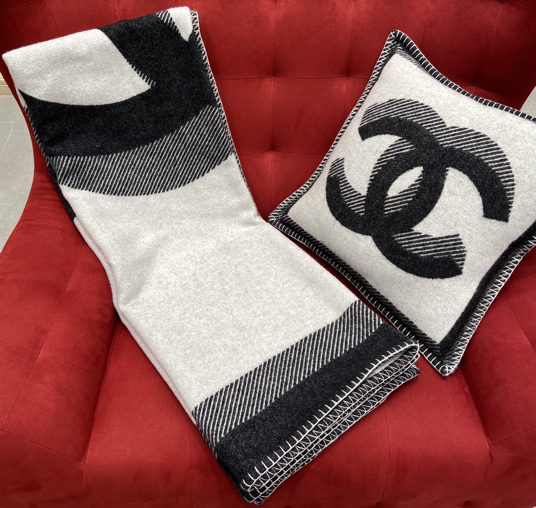 𝐂𝐡𝐚𝐧𝐞𝐥 [Black and gray - blanket]