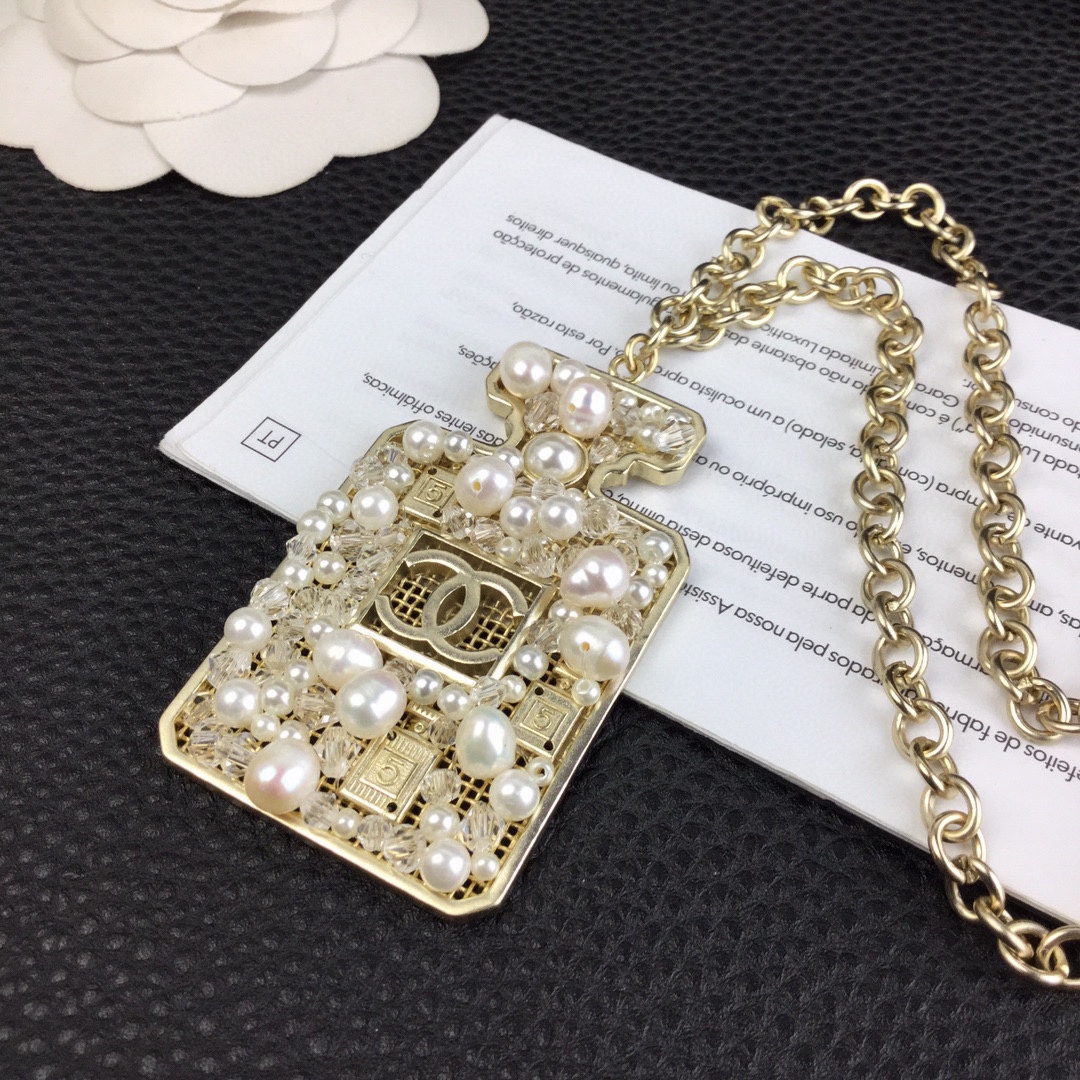 CHANEL🇫🇷Xiaoxiang Hollow Perfume Bottle Necklace