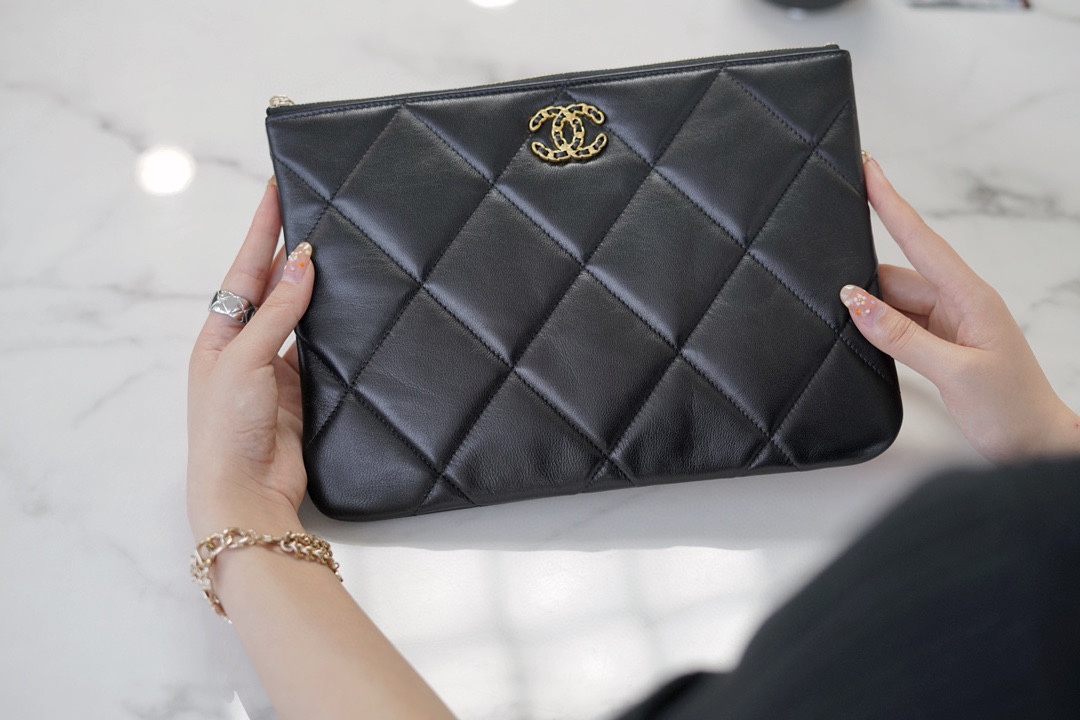 𝗖𝗛𝗔𝗘𝗡𝗟✦Classic 19 Series Imported Channel Special Lambskin🐑 Carry-on Clutch Bag Classic ➼ Black Gold