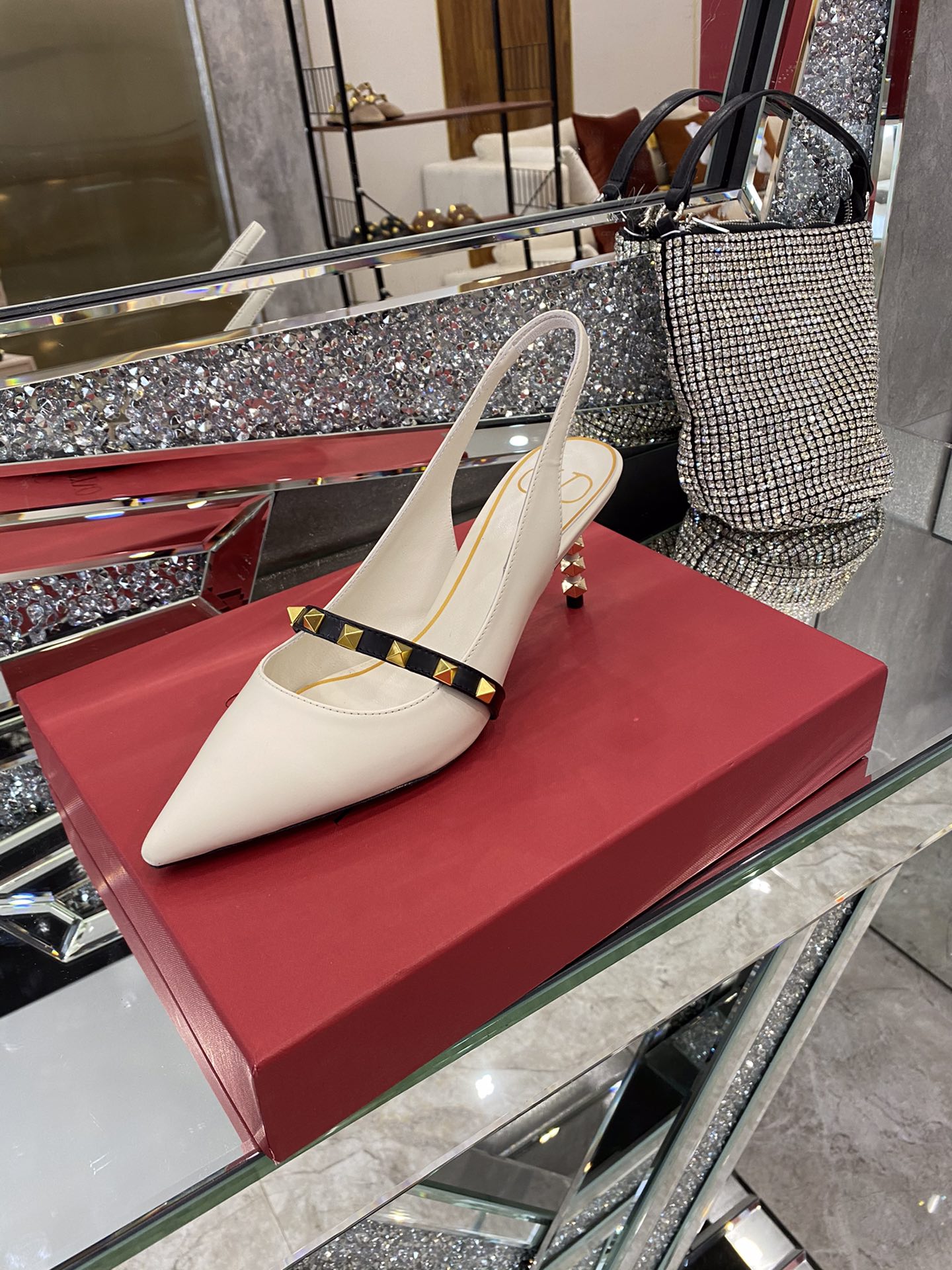 【Valentino】𝟐𝟎𝟐𝟏/𝐒𝐒 𝐧𝐞𝐰 The latest series of counter perfect details original matte open edge bead leather