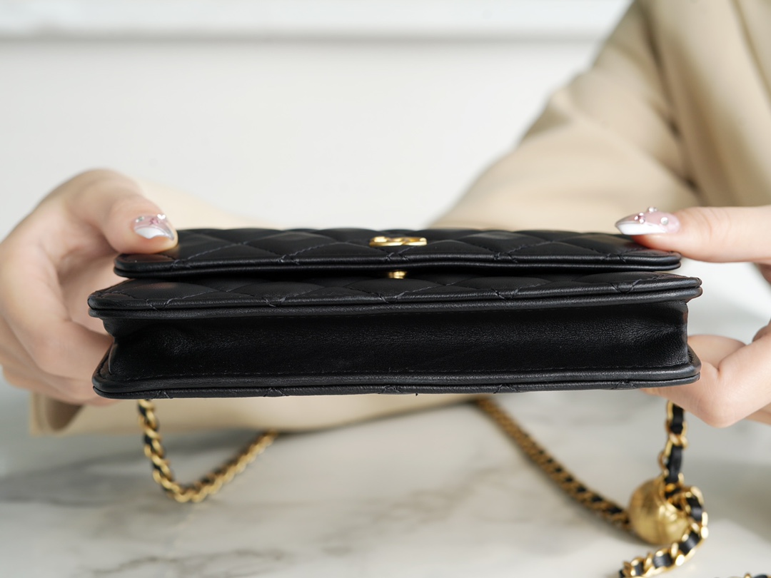 𝗖𝗛𝗔𝗡𝗘𝗟✦𝟮𝟯𝗖 Metal Ball Phone Bag Black