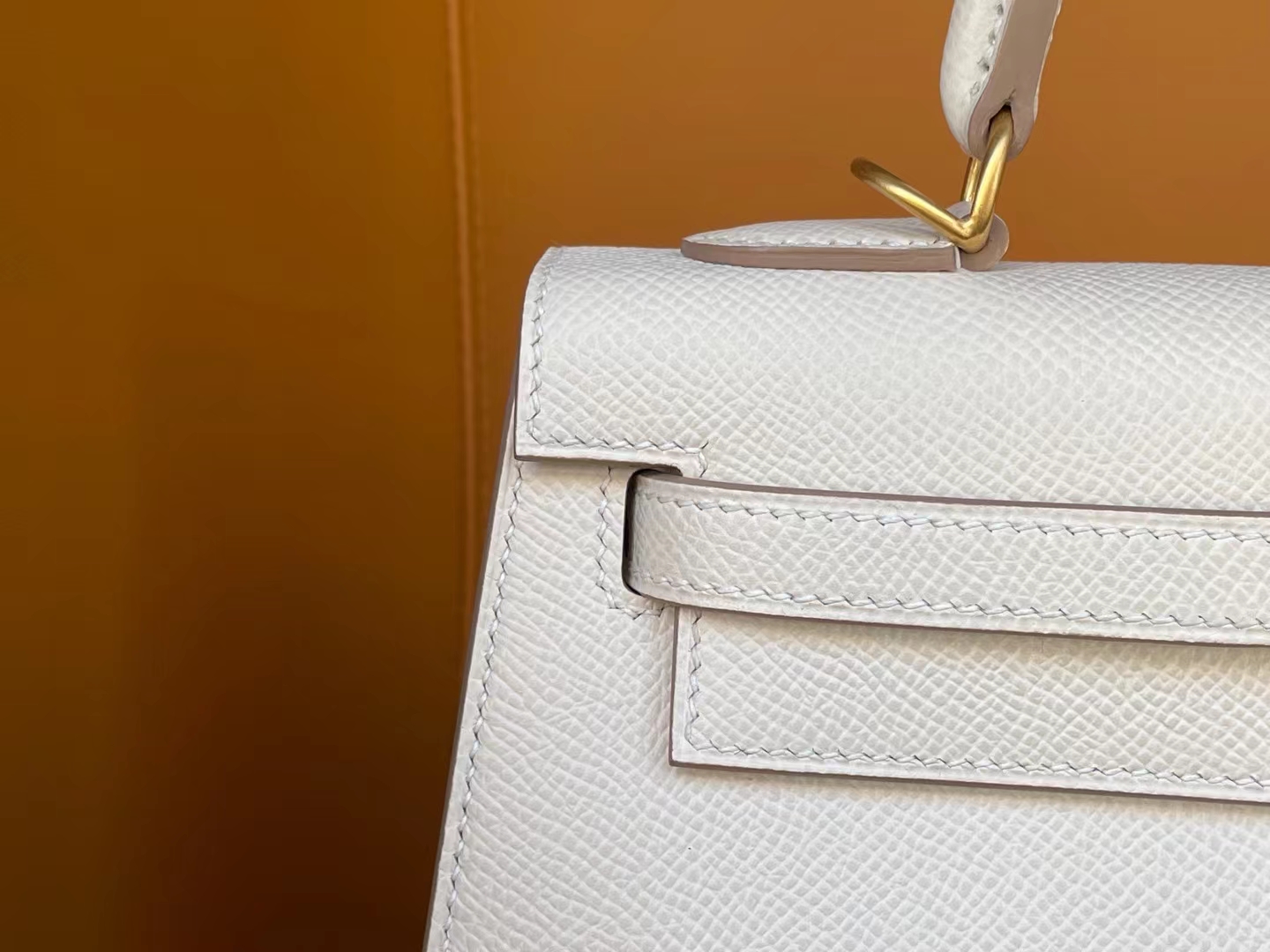 Kelly25 milkshake white epsom leather matte gold buckle