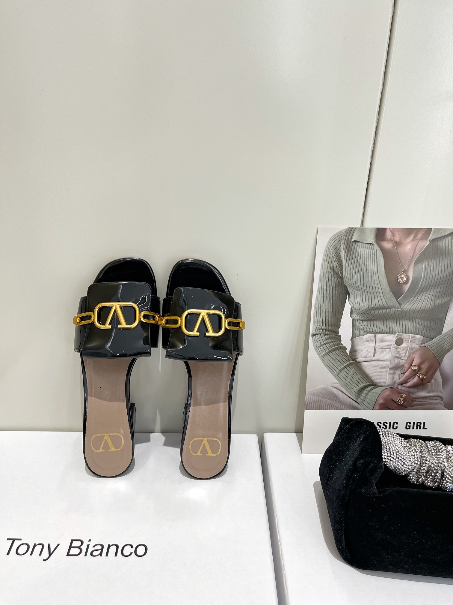 【Valentino】𝟐𝟎𝟐𝟏/𝐒𝐒 𝐧𝐞𝐰  Valentino 2022 / fw spring and summer new women's slippers