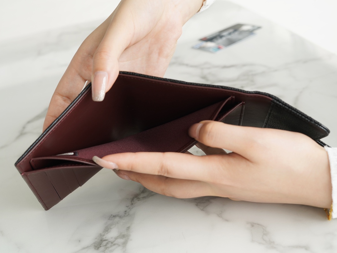 𝗖𝗛𝗔𝗘𝗡𝗟✦ 𝗖𝗹𝗮𝘀𝗶𝗰 𝗙𝗹𝗮𝗽 France 🇫🇷 Imported [HASS] Original Calfskin 🐂 Classic Trifold Wallet Black Silver