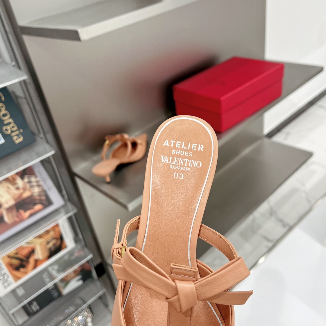 【Valentino】𝟐𝟎𝟐𝟏/𝐒𝐒 𝐧𝐞𝐰 Valentino Early Spring Collection Pointed Toe Bow Sandals