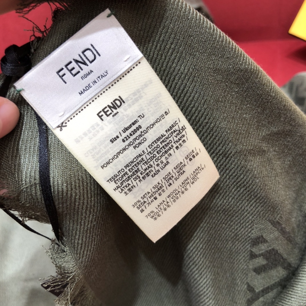 𝐅𝐞𝐧𝐝𝐢 Shawl/Scarf dual purpose 30% mulberry silk ➕ 70% wool