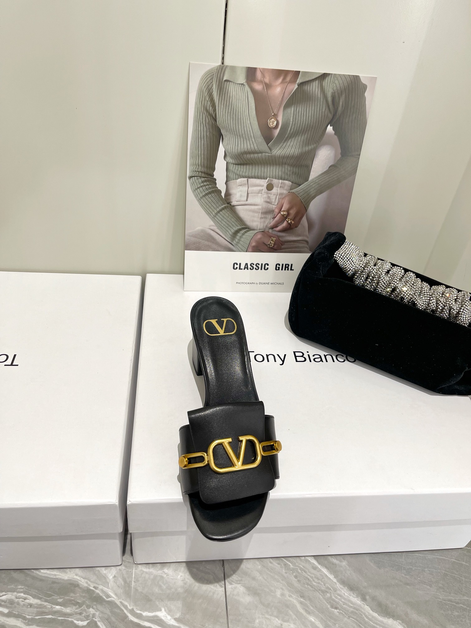 【Valentino】𝟐𝟎𝟐𝟏/𝐒𝐒 𝐧𝐞𝐰  Valentino 2022 / fw spring and summer new women's slippers