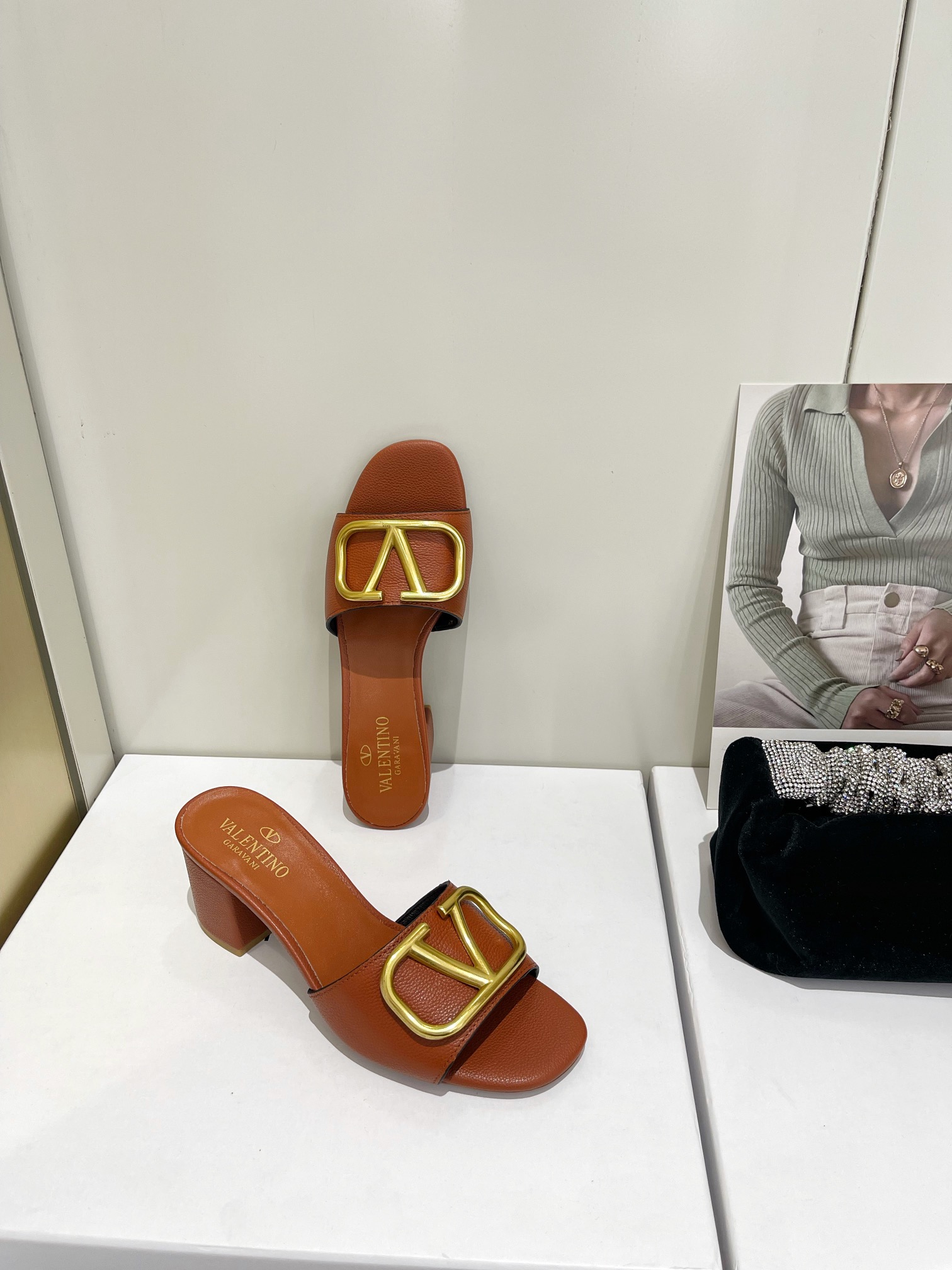 【Valentino】𝟐𝟎𝟐𝟏/𝐒𝐒 𝐧𝐞𝐰  Valentino 2022 / fw spring and summer new women's slippers