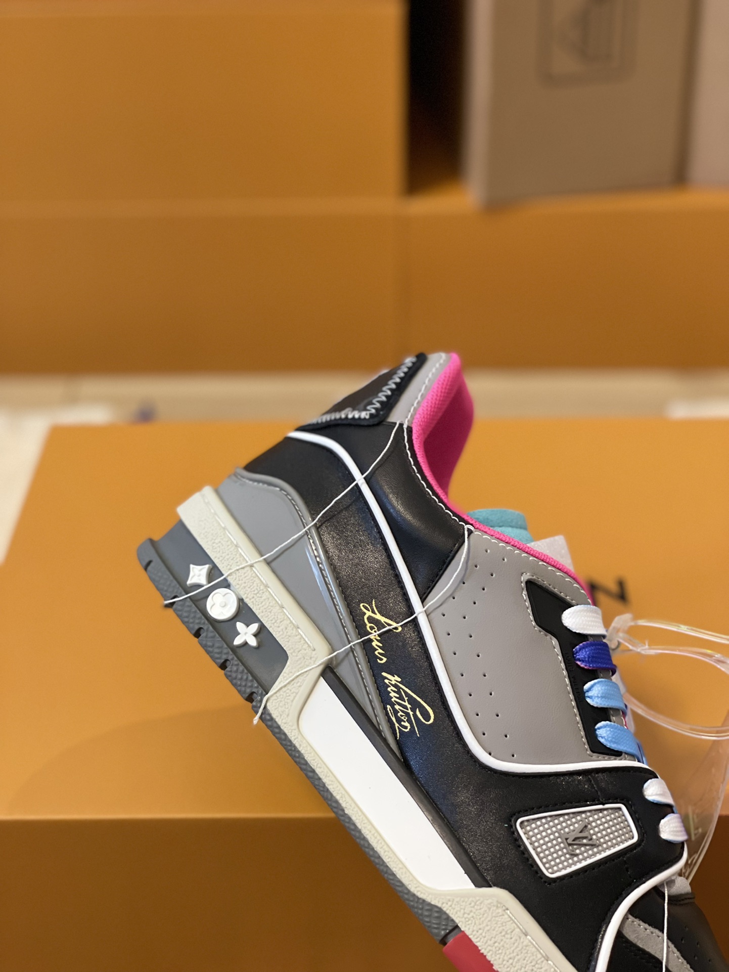 Louis Vuitton Trainer Men's Model 1A98UX