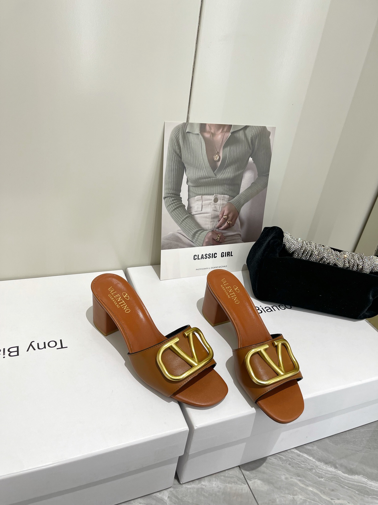 【Valentino】𝟐𝟎𝟐𝟏/𝐒𝐒 𝐧𝐞𝐰  Valentino 2022 / fw spring and summer new women's slippers