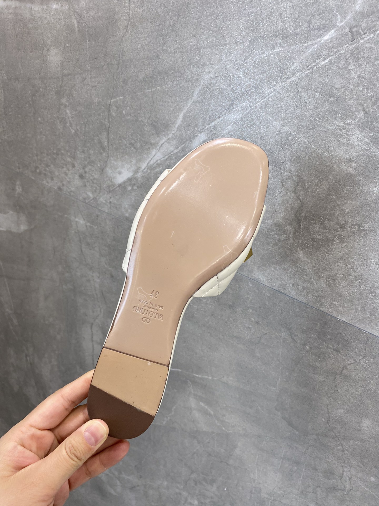 【Valentino】𝟐𝟎𝟐𝟏/𝐒𝐒 𝐧𝐞𝐰 The latest counter series, perfect details, very bright show series launched