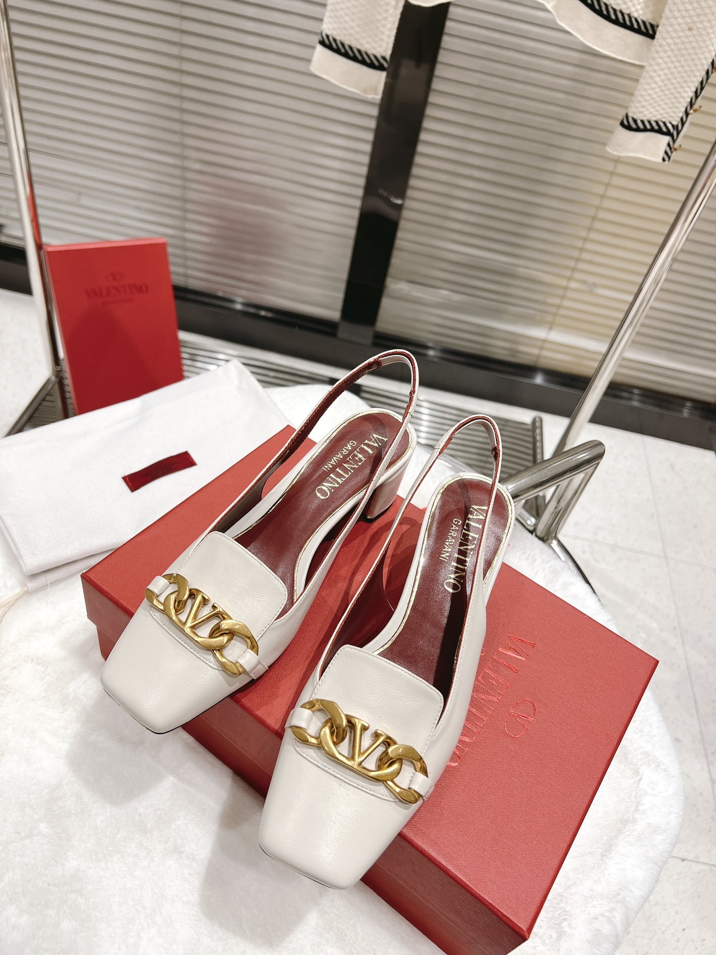 【Valentino】𝟐𝟎𝟐𝟏/𝐒𝐒 𝐧𝐞𝐰  Valentino fabric patent leather lining sheepskin sole cowhide