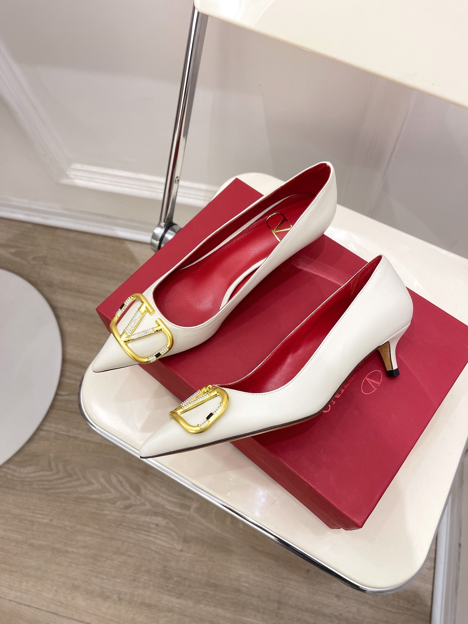 【Valentino】𝟐𝟎𝟐𝟏/𝐒𝐒 𝐧𝐞𝐰 Valentino 2022 spring and summer new large V diamond buckle high heels on the new