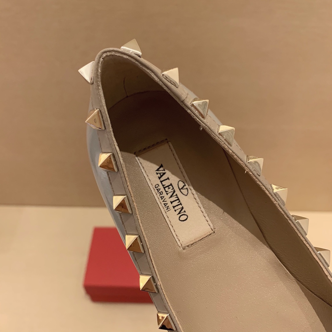 【Valentino】𝟐𝟎𝟐𝟏/𝐒𝐒 𝐧𝐞𝐰 Valentino studded flat shoes top version OEM level exclusive models