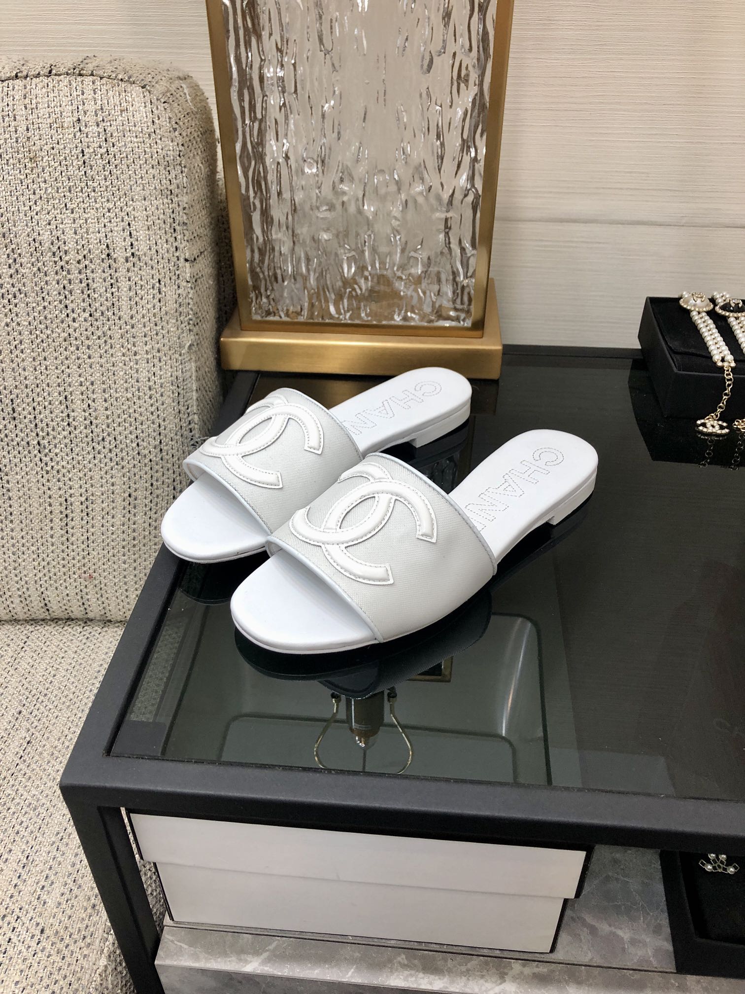 CHANEL 2023 spring and summer latest electric embroidery honey slippers Imported leather outsole