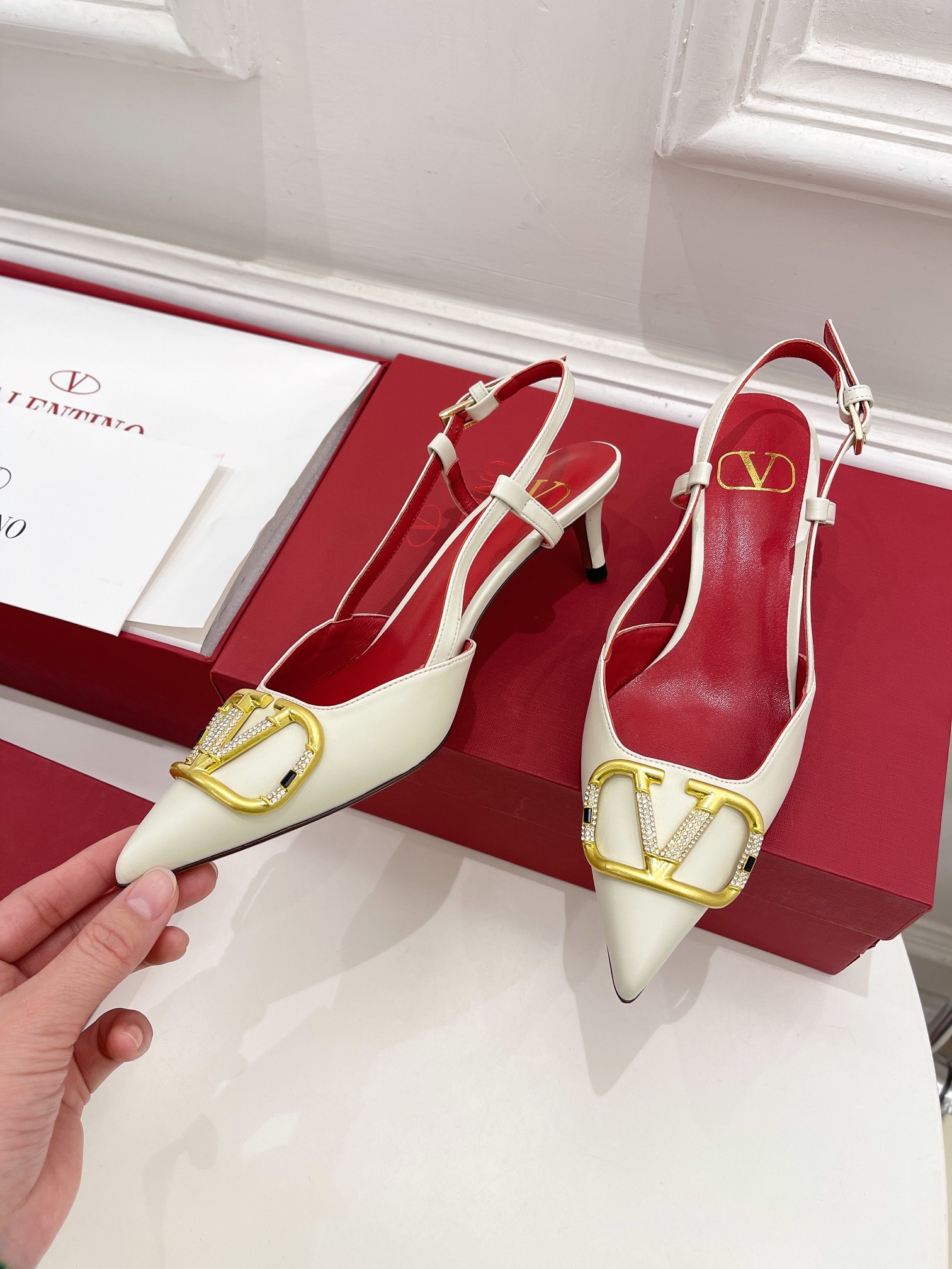 【Valentino】𝟐𝟎𝟐𝟏/𝐒𝐒 𝐧𝐞𝐰 Valentino 2022 spring and summer new large V diamond buckle high heels on the new