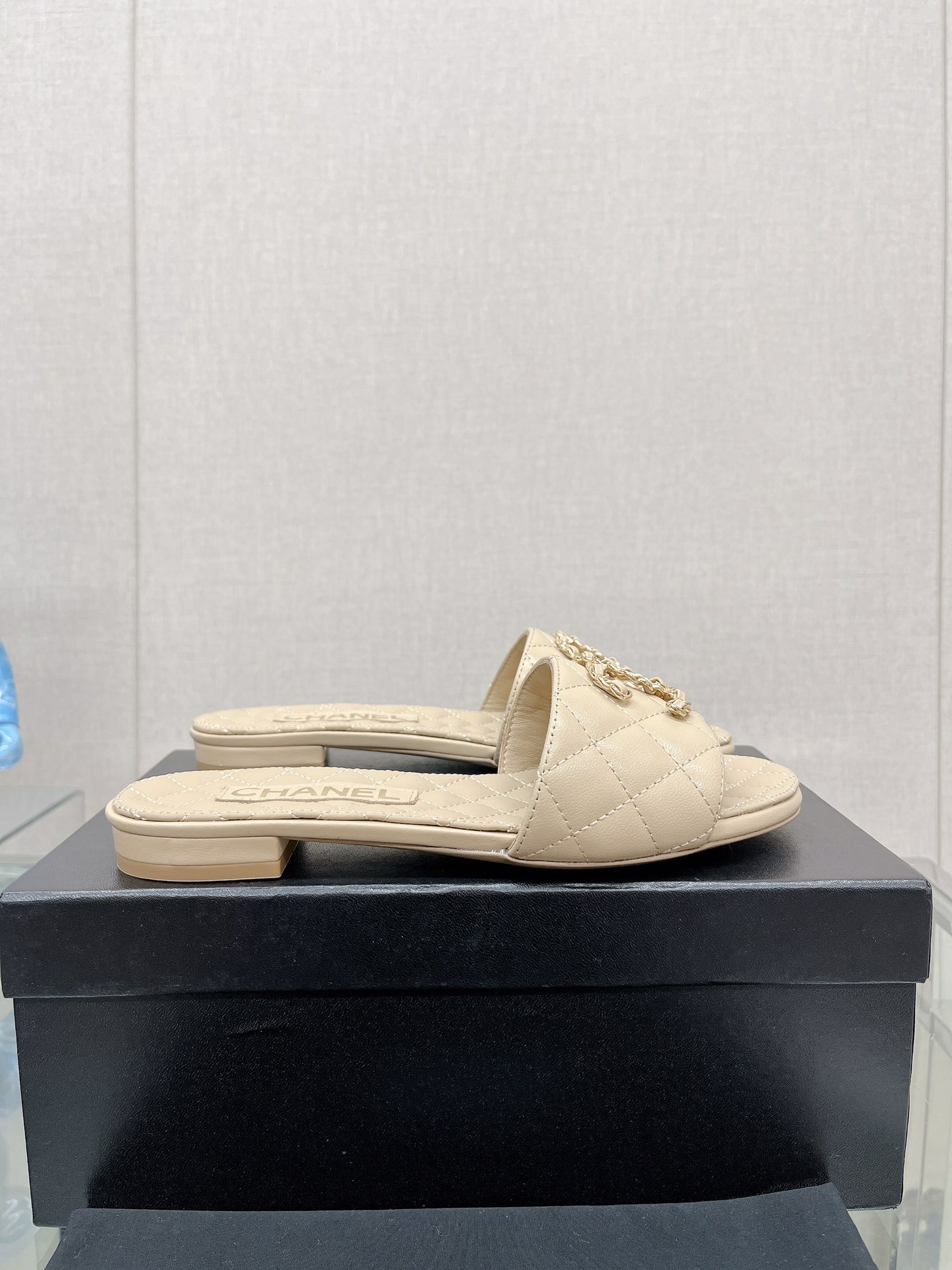 CHANEL 23Ss new diamond check chain double C buckle metal heel slippers sheepskin lining