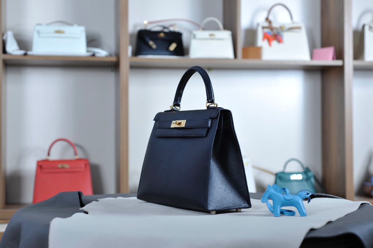 Kelly 28 black gold buckle with extreme pink French sheepskin inside