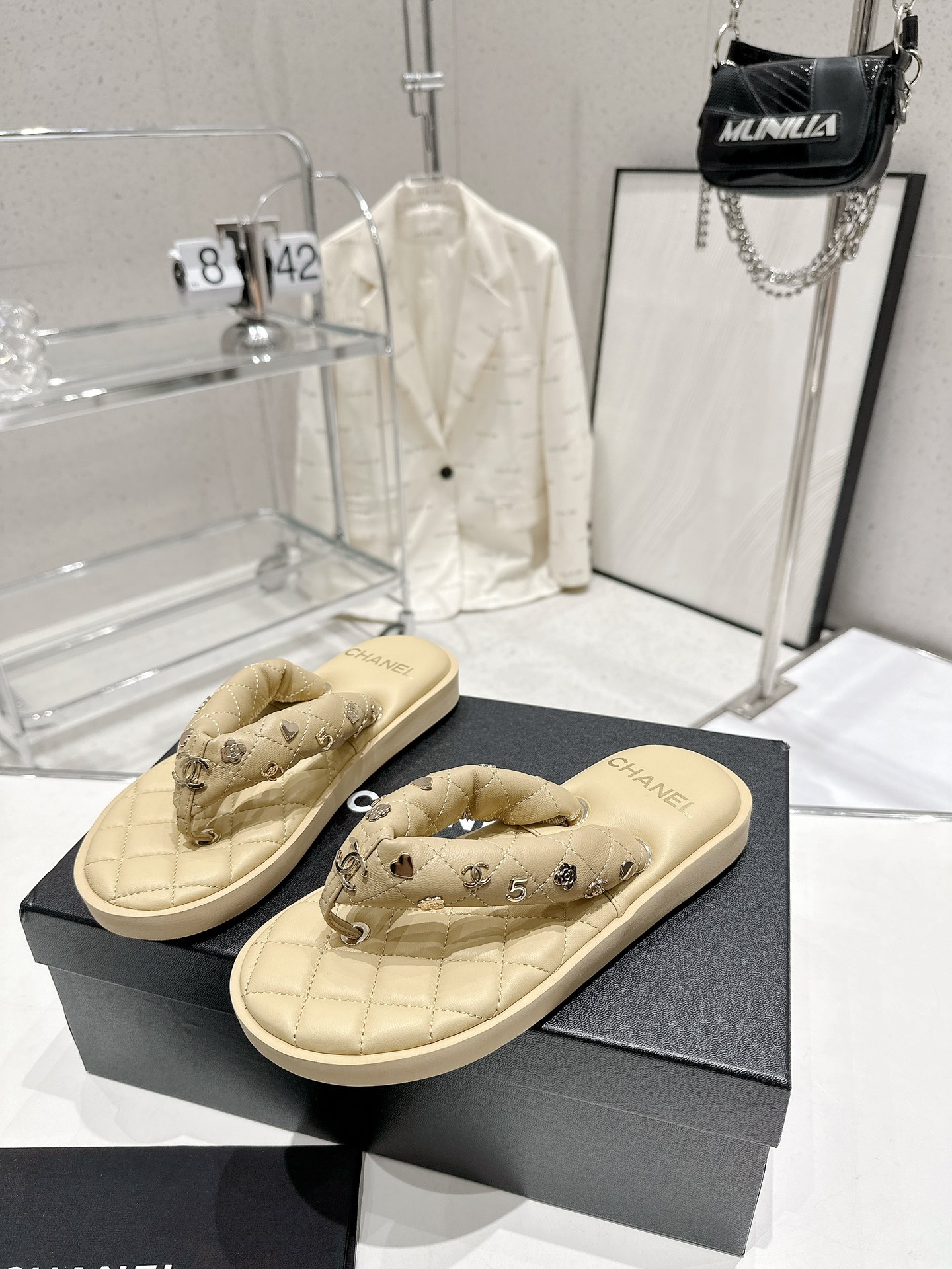 CHANEL summer new bread flip-flops clip toe flip-flops beach sandals