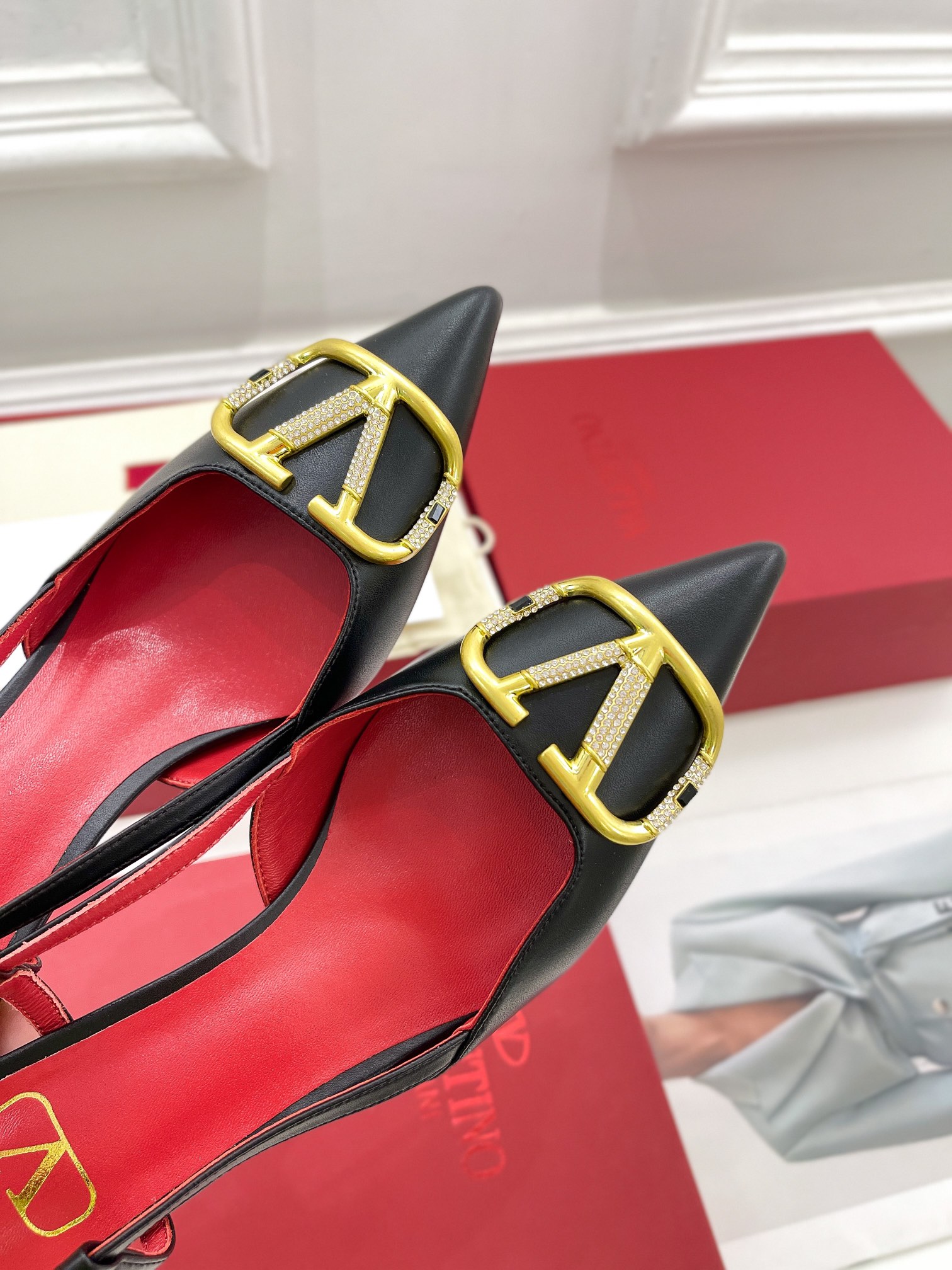 【Valentino】𝟐𝟎𝟐𝟏/𝐒𝐒 𝐧𝐞𝐰 Valentino 2022 spring and summer new large V diamond buckle high heels on the new