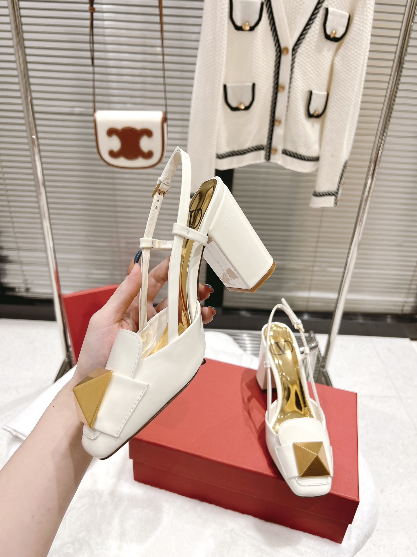 【Valentino】𝟐𝟎𝟐𝟏/𝐒𝐒 𝐧𝐞𝐰  Valentino fabric patent leather lining sheepskin sole cowhide