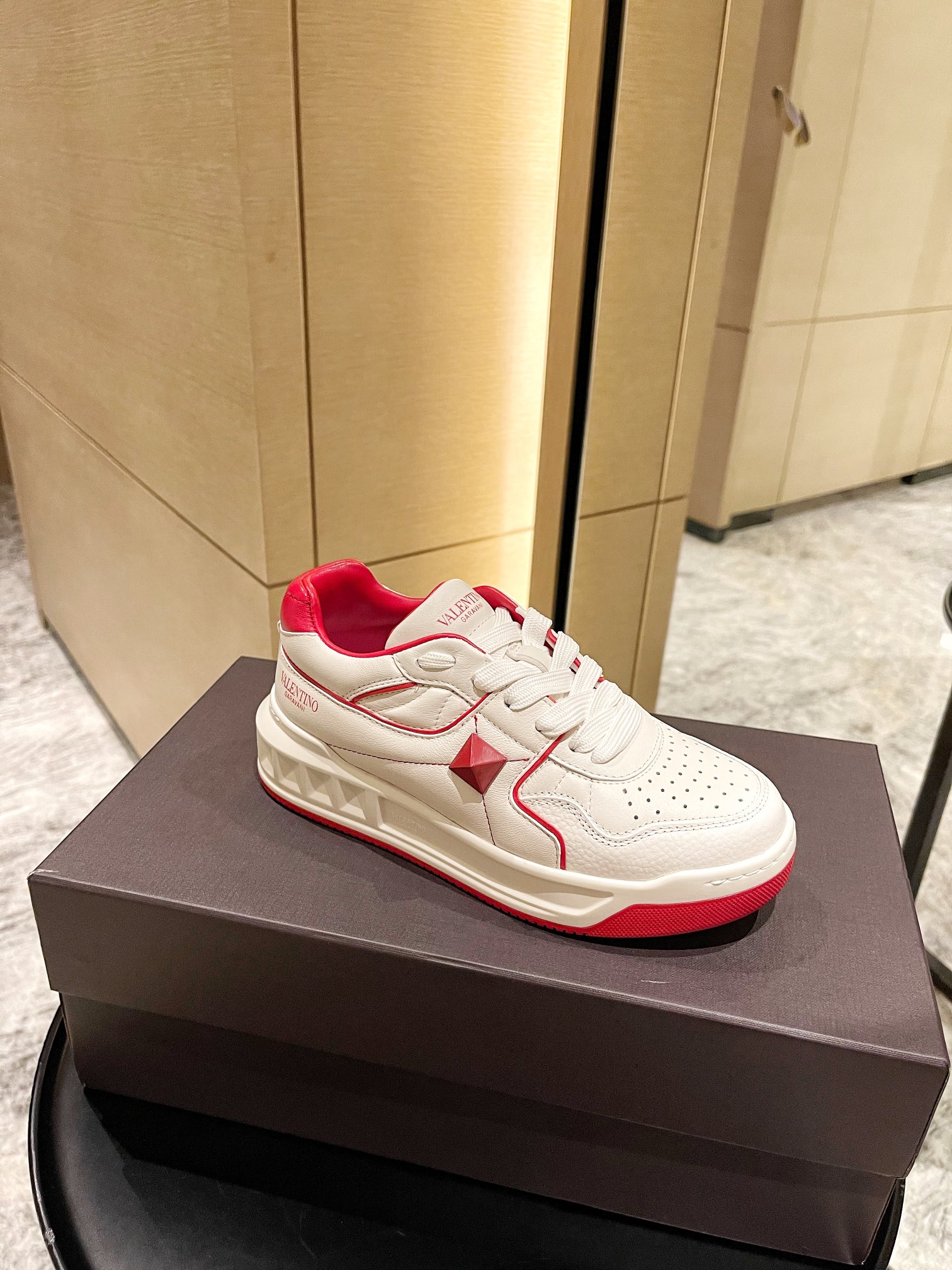 【Valentino】𝟐𝟎𝟐𝟏/𝐒𝐒 𝐧𝐞𝐰 Valentino 2021 fall and winter new one stud sneakers couples on the new