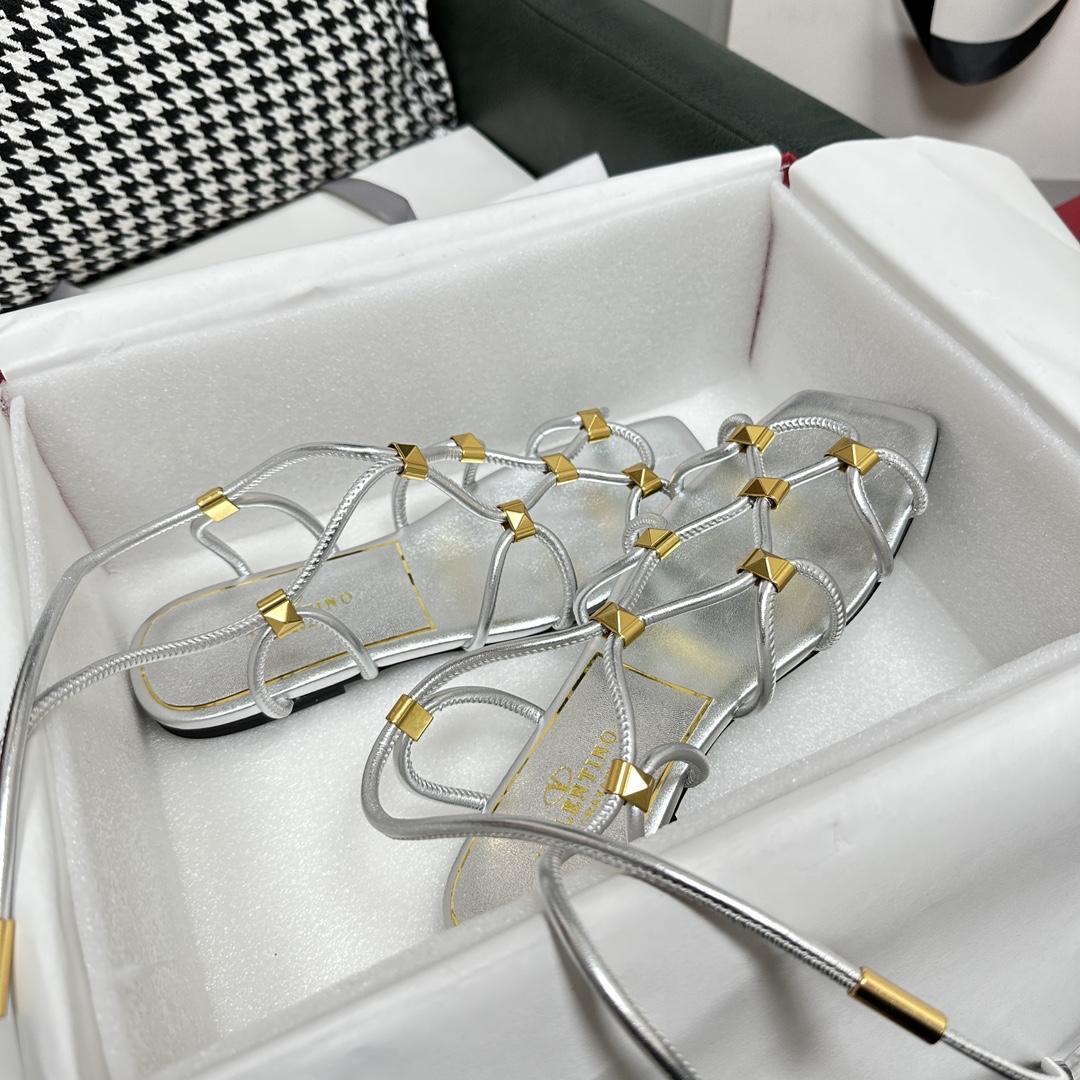 【Valentino】𝟐𝟎𝟐𝟏/𝐒𝐒 𝐧𝐞𝐰  Valentino's newest collection of Roman sandals with Italian printed leather soles