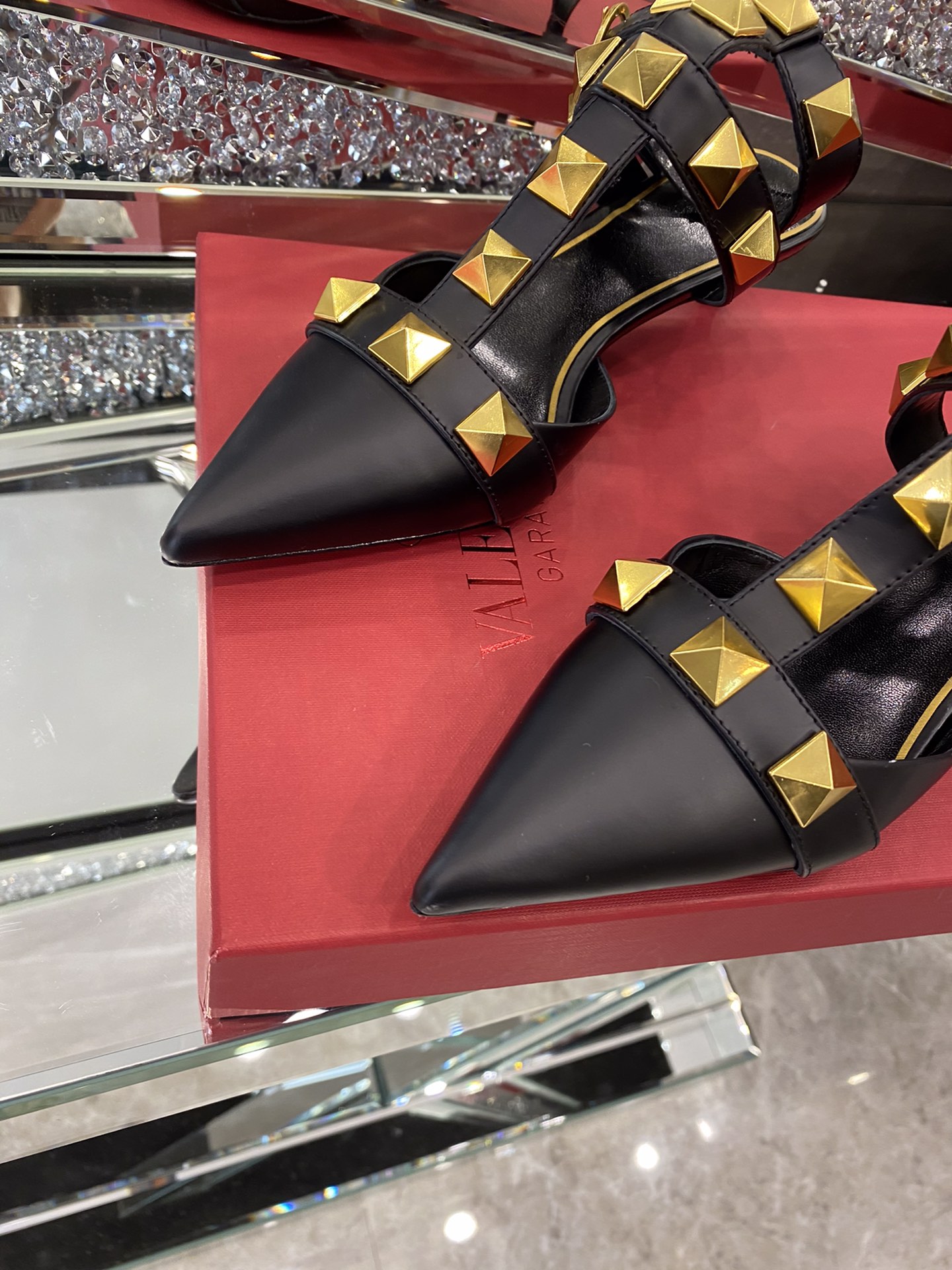 【Valentino】𝟐𝟎𝟐𝟏/𝐒𝐒 𝐧𝐞𝐰 Valentino studded sandals counter the latest series of very bright show series launched
