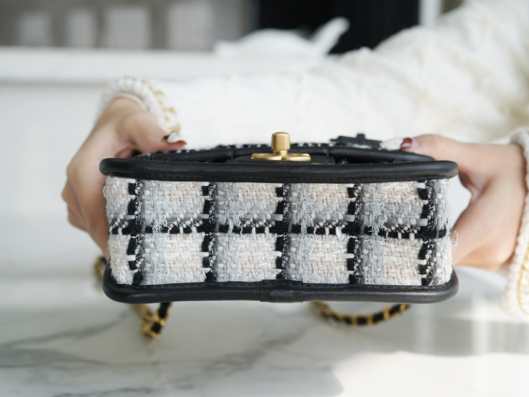 𝗖𝗛𝗔𝗡𝗘𝗟✦ Tweed 𝟮𝟮k Tweed Small Black and White Messenger Tofu Bag 🤍