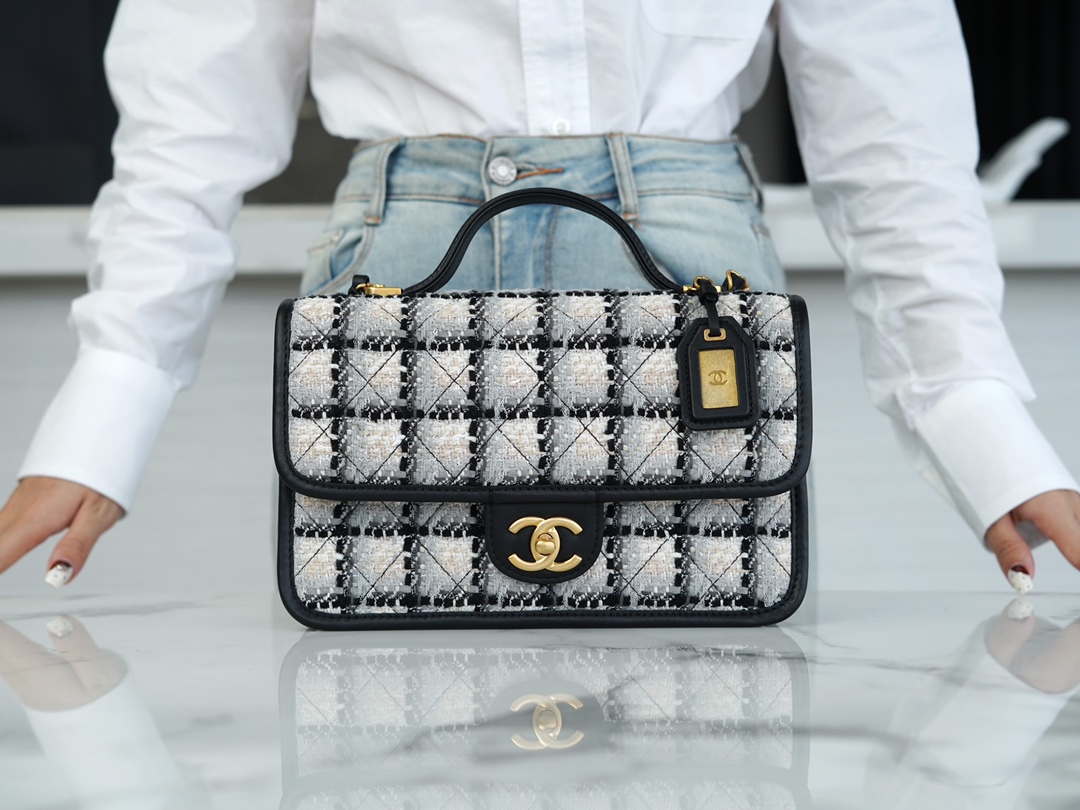𝗖𝗛𝗔𝗡𝗘𝗟✦ Tweed 𝟮𝟮k long black and white tartan messenger tofu bag 🖤🖤